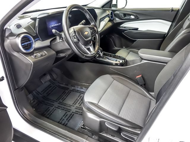 Used 2025 Chevrolet Trax LT w/ LT Convenience Package FWD image 13