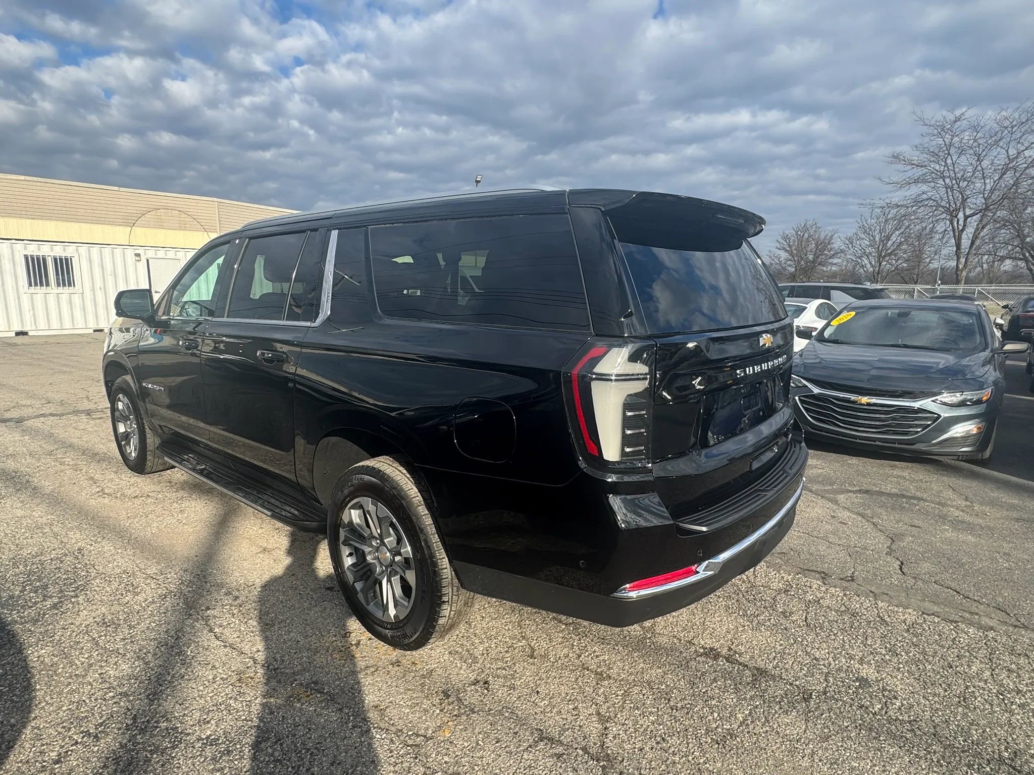 Used 2025 Chevrolet Suburban LT w/ Comfort Package image 6