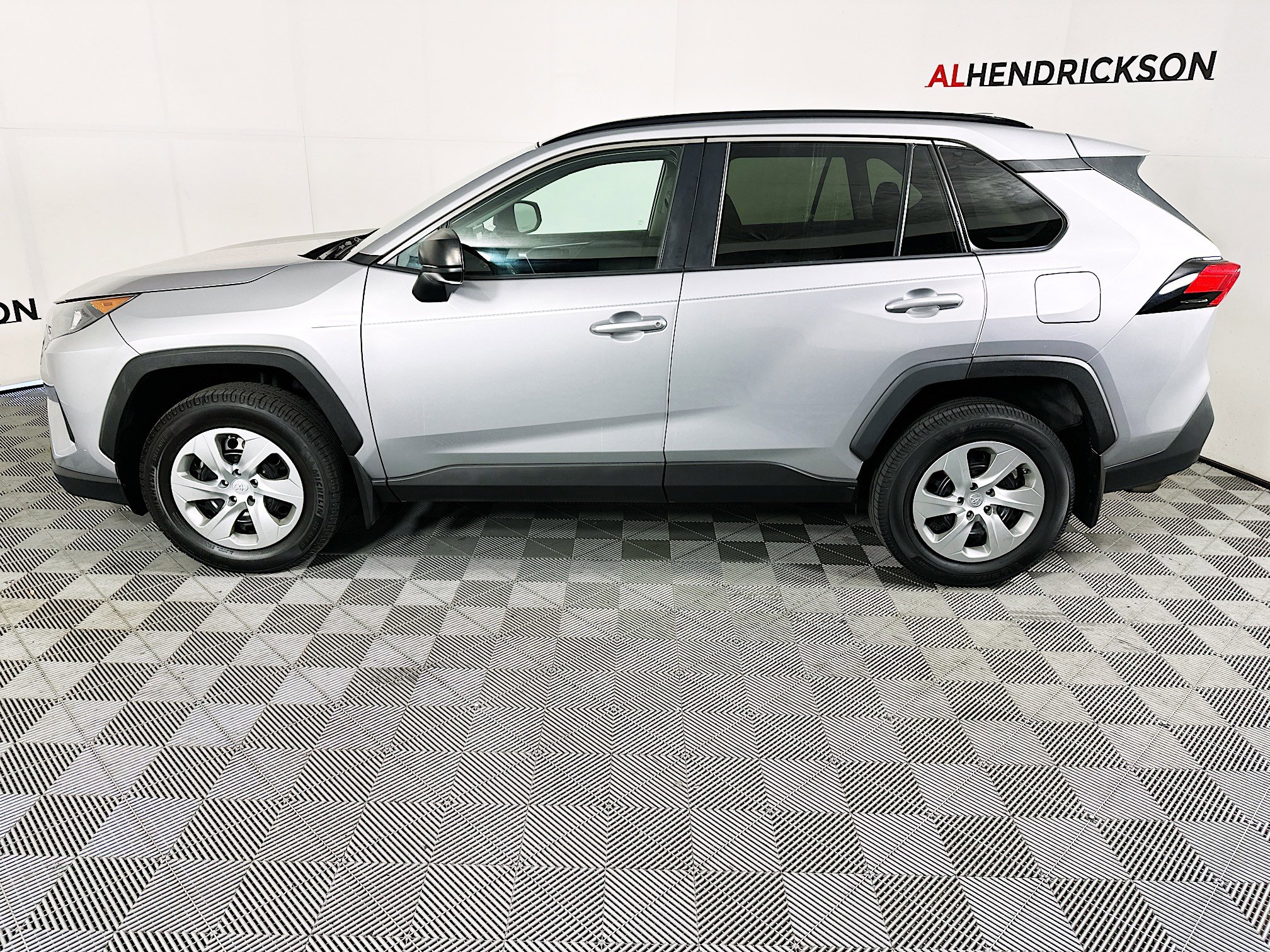 Used 2021 Toyota RAV4 LE image 6