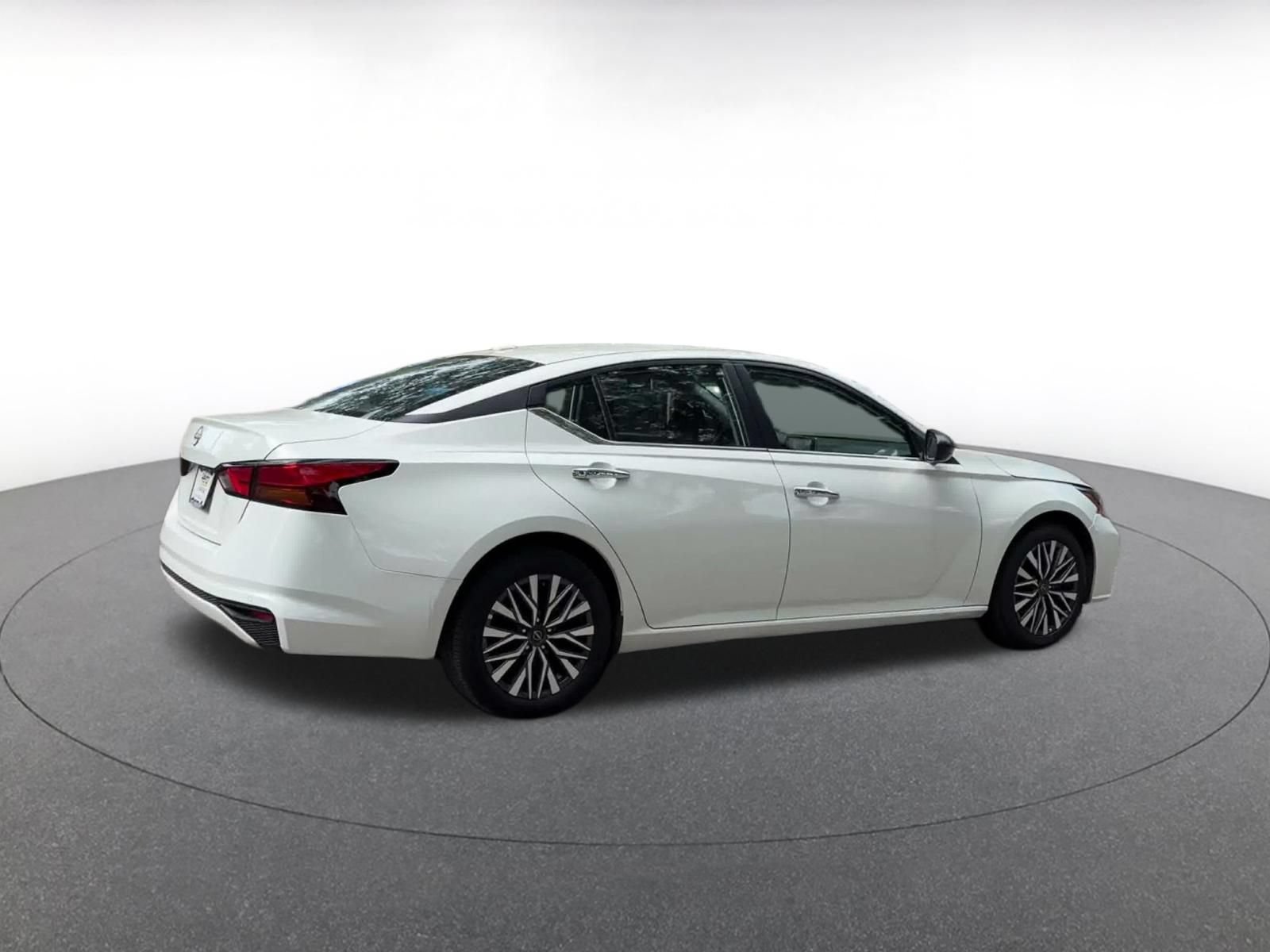 Used 2025 Nissan Altima 2.5 SV FWD image 12