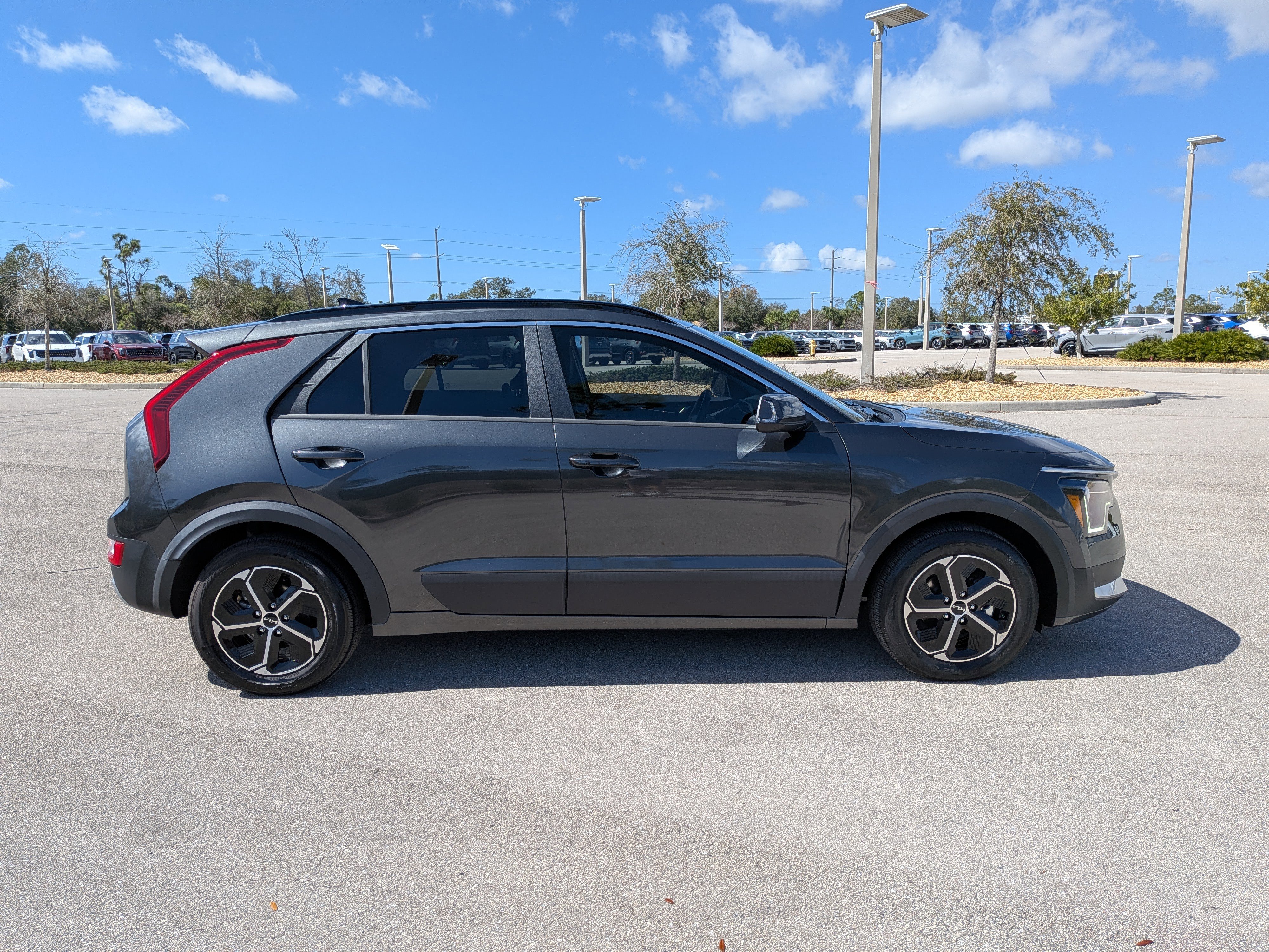 Used 2024 Kia Niro EX image 4