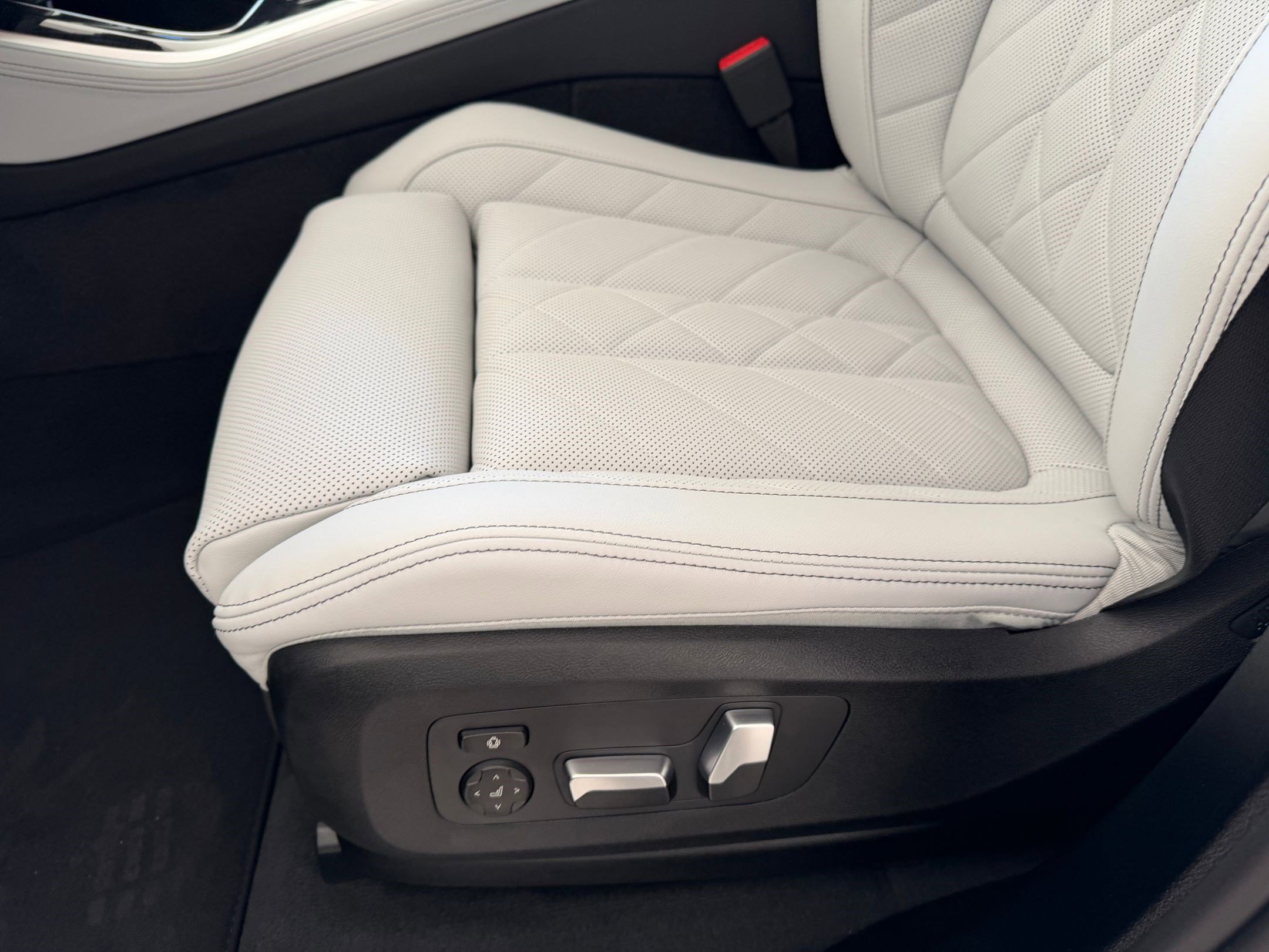 New 2026 BMW X5 xDrive50e w/ M Sport Package image 13