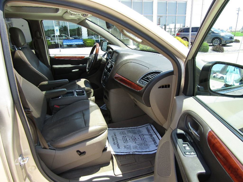 Used 2014 Chrysler Town & Country Limited w/ Luxury Group image 3