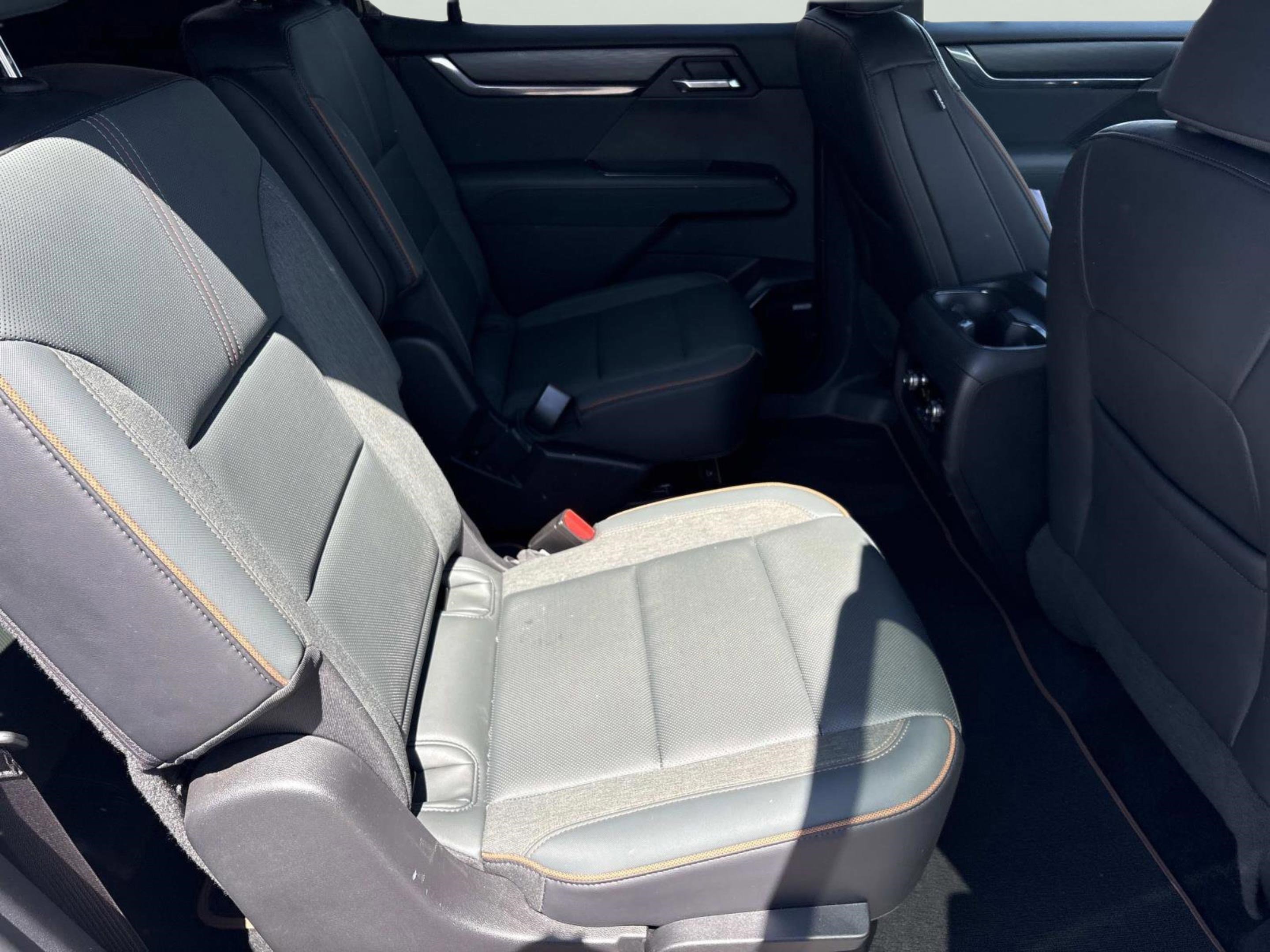 Used 2025 GMC Acadia AT4 AWD/4WD image 19