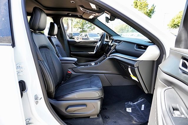 New 2025 Jeep Grand Cherokee L Altitude X image 14