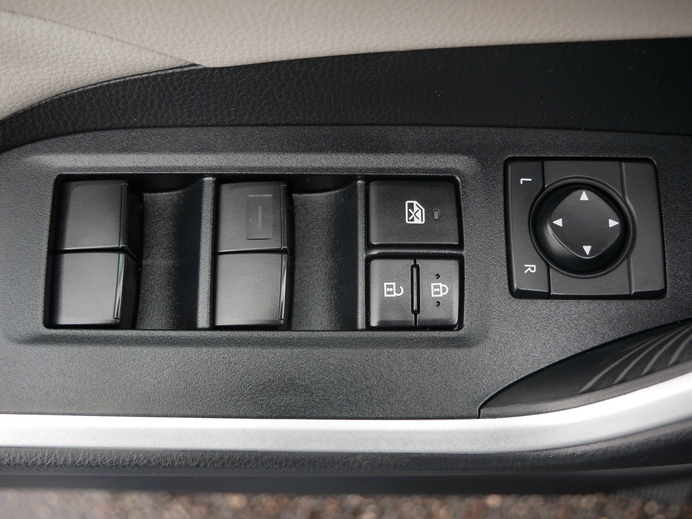 Used 2020 Toyota RAV4 XLE image 19