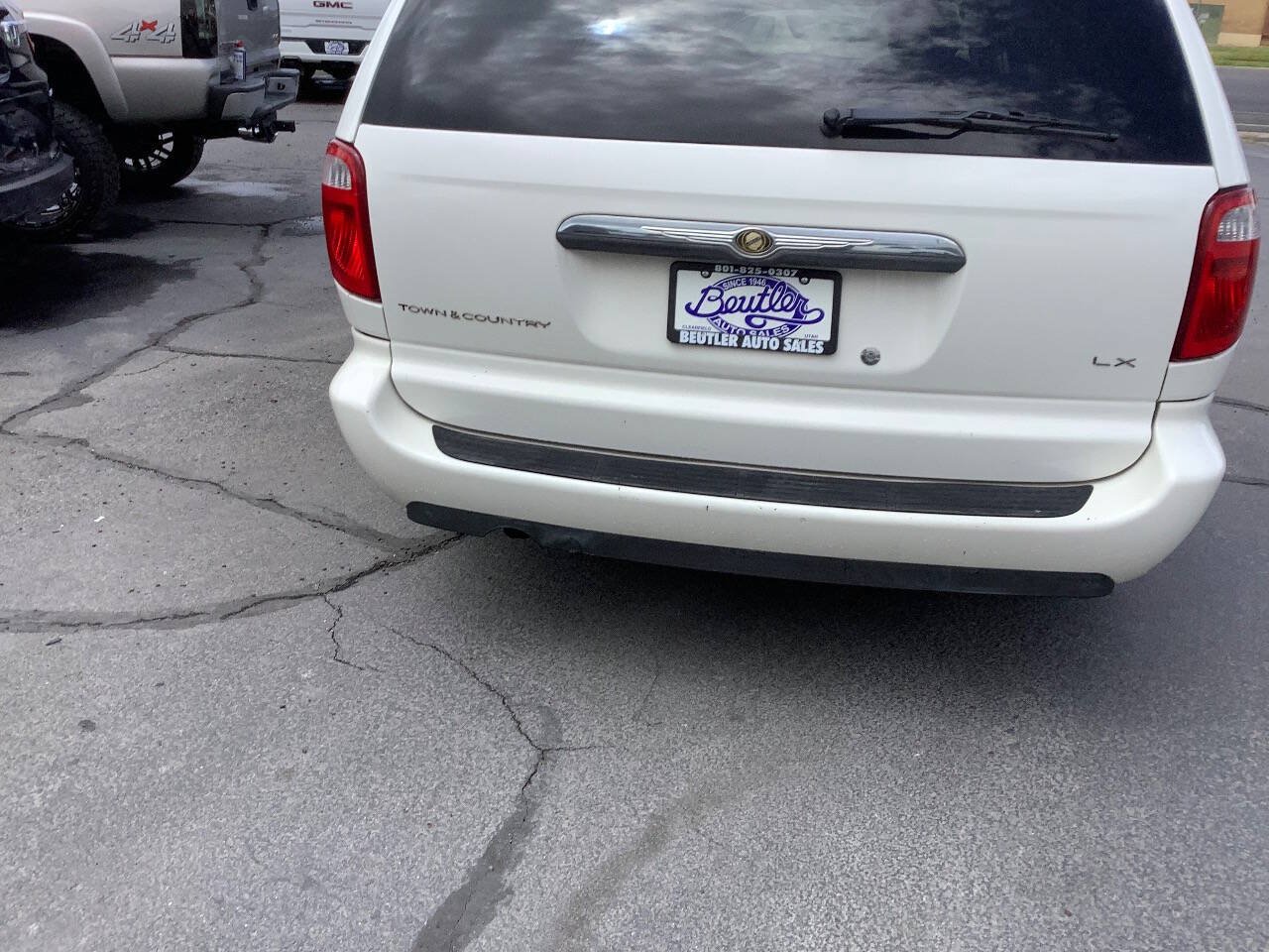 Used 2006 Chrysler Town & Country LX w/ Popular Equipment Group II FWD image 9