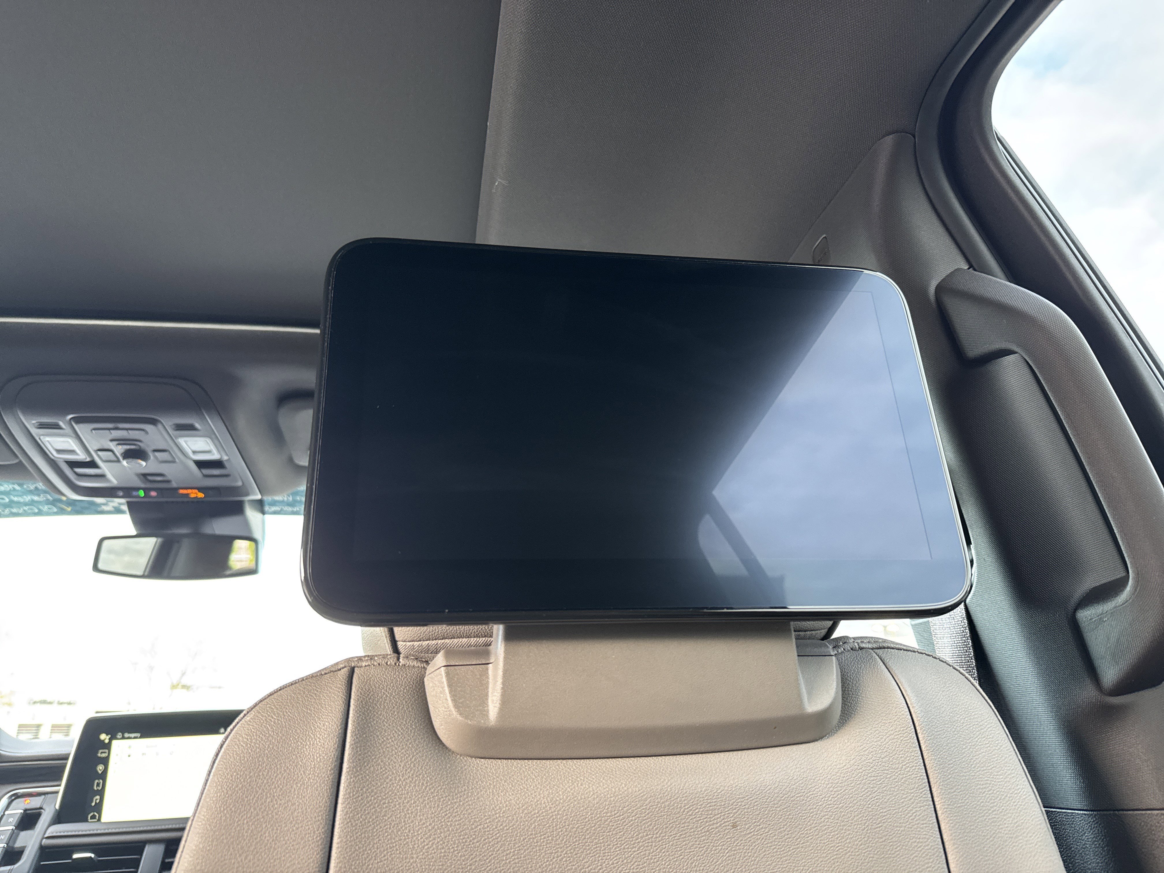 Used 2024 GMC Yukon XL SLT w/ SLT Luxury Package image 30