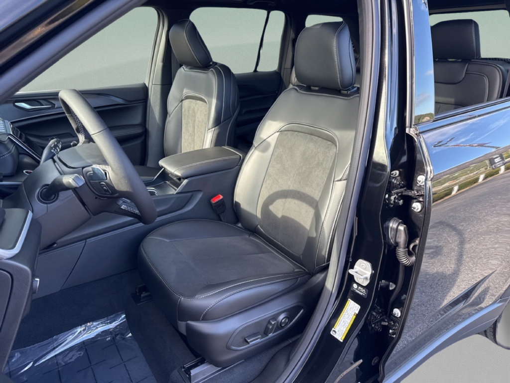 New 2025 Jeep Grand Cherokee 4WD image 11