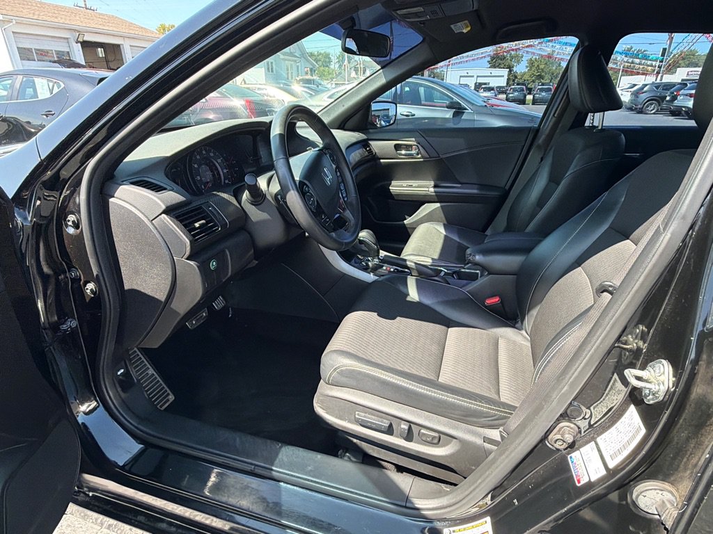 Used 2017 Honda Accord Sport image 9