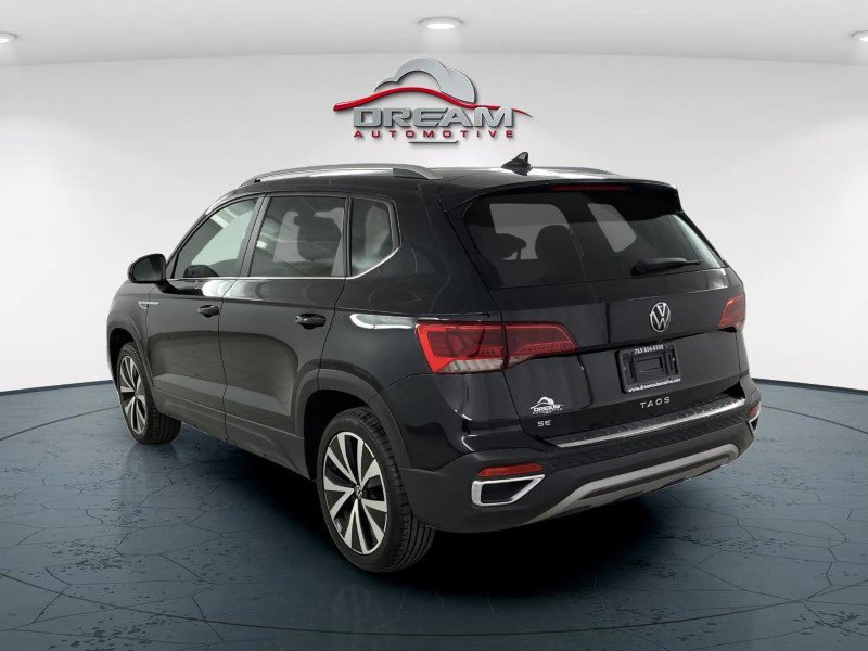 Used 2023 Volkswagen Taos SE w/ Panoramic Sunroof Package FWD image 5