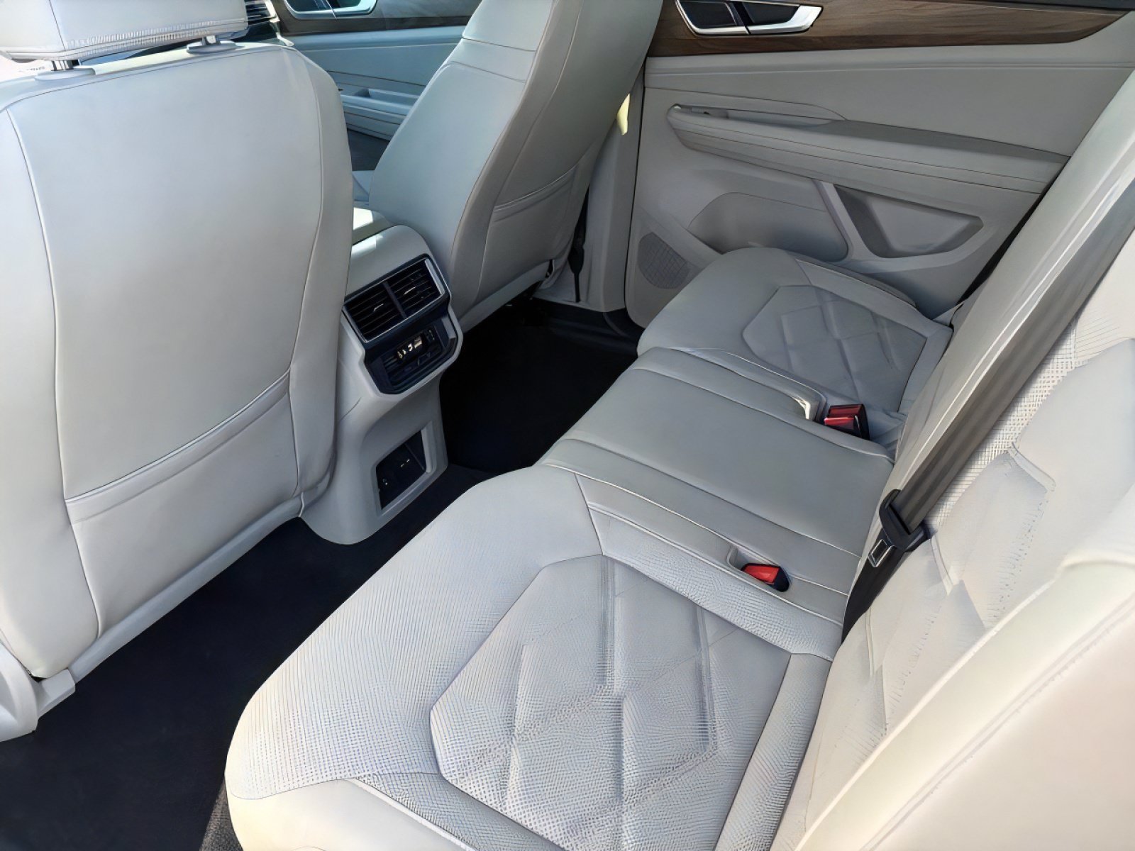 Used 2024 Volkswagen Atlas SE w/ Black Wheel Package FWD image 17