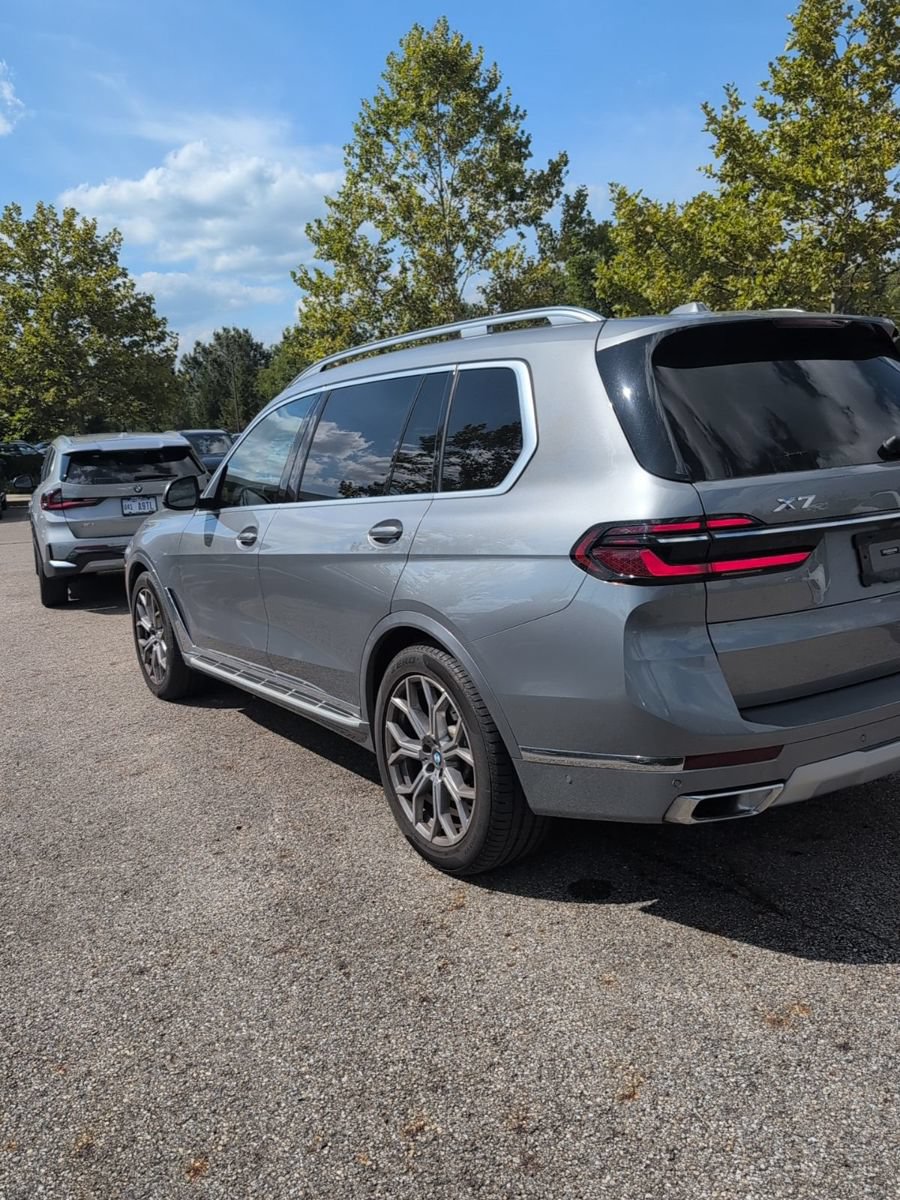 Used 2024 BMW X7 xDrive40i w/ Premium Package AWD/4WD image 3