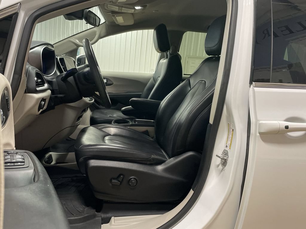 Used 2023 Chrysler Pacifica Touring-L AWD/4WD image 14
