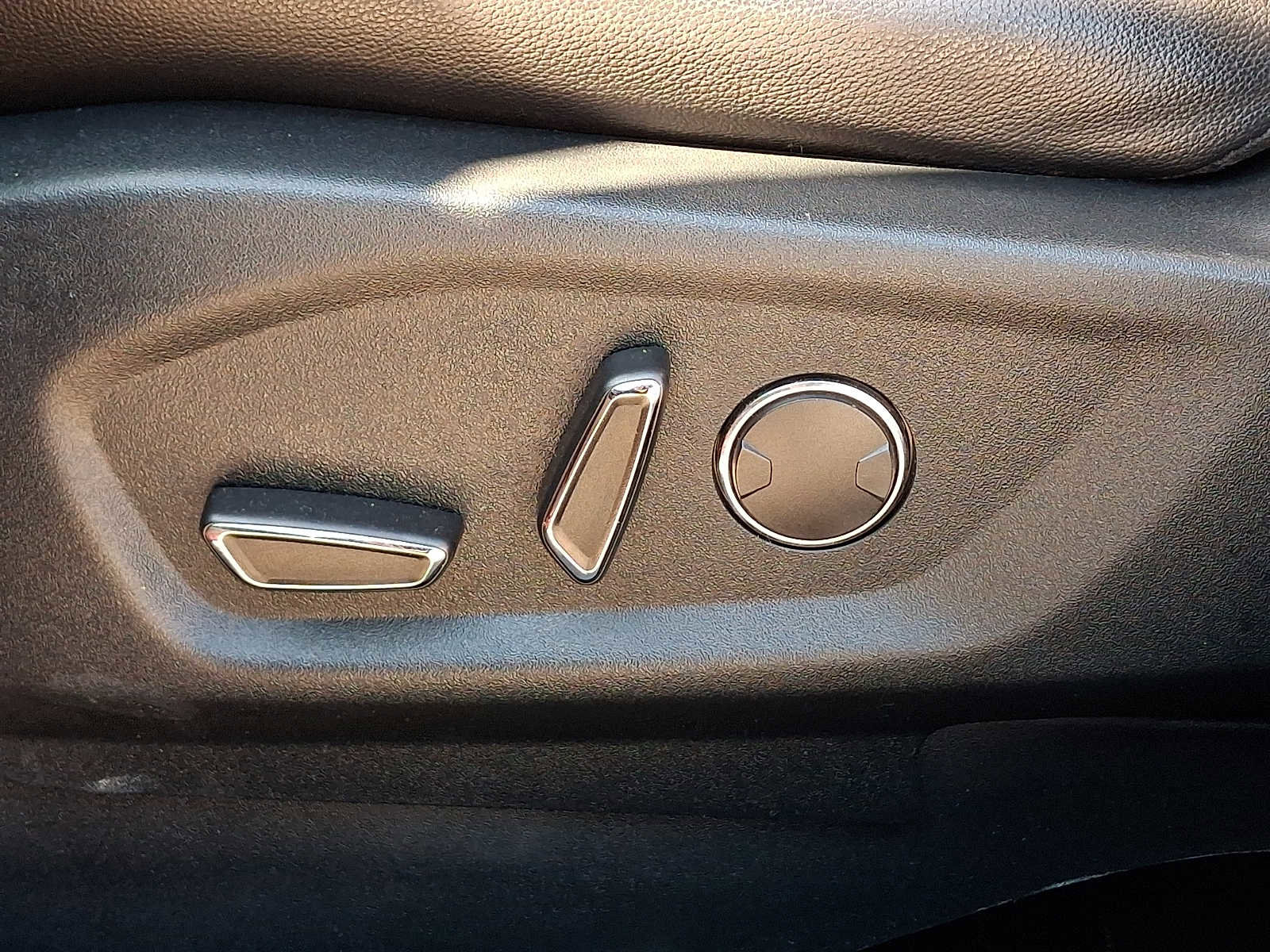 Used 2018 Ford Explorer XLT w/ Equipment Group 202A image 17