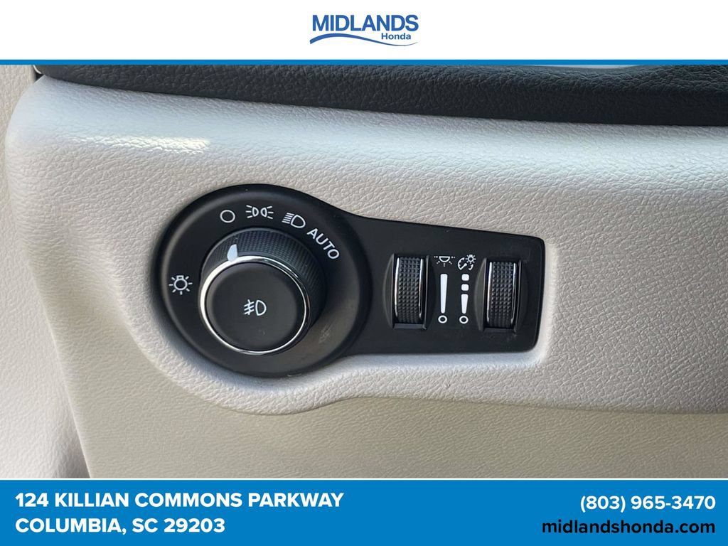 Used 2023 Chrysler Pacifica Touring-L FWD image 18