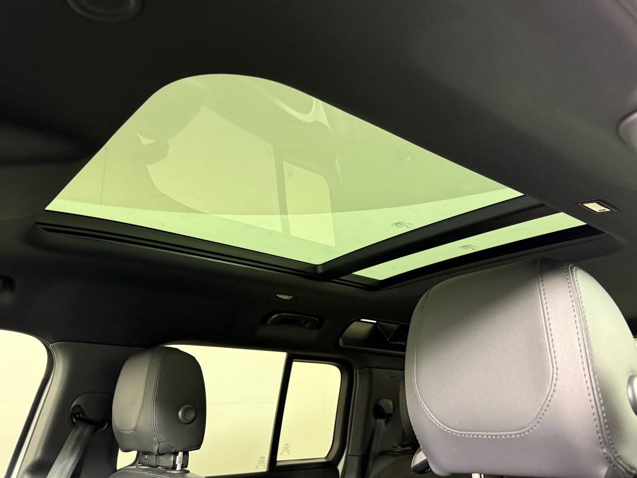 Used 2023 Land Rover Defender 110 X-Dynamic SE image 15