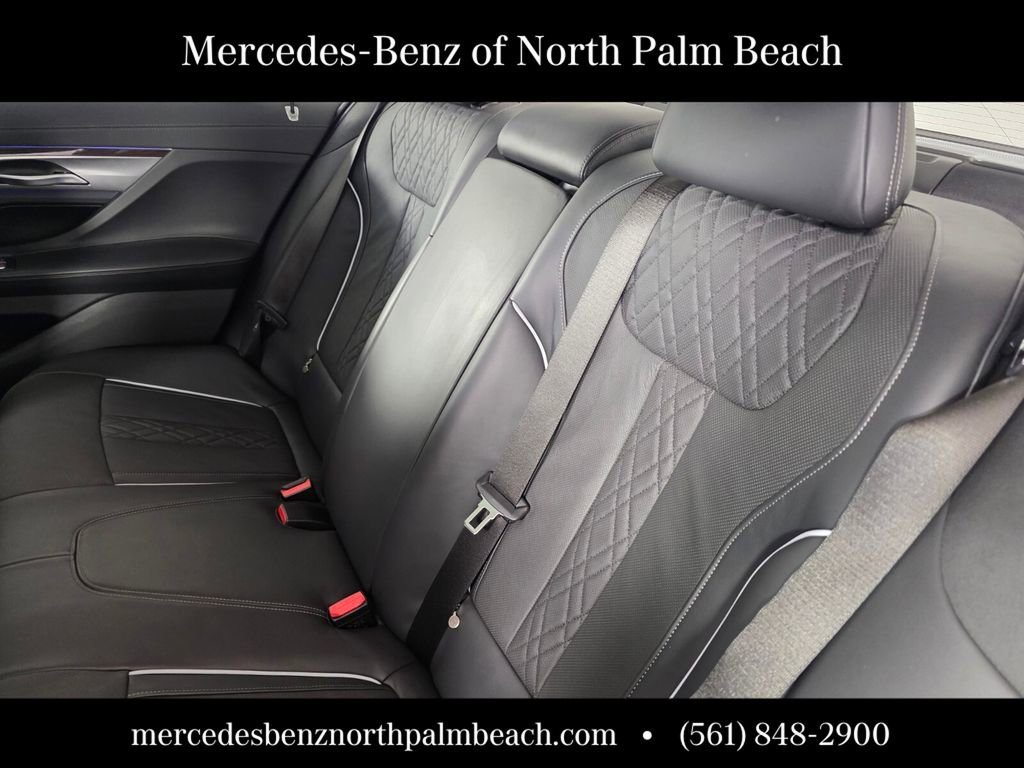 Used 2022 BMW 750i xDrive image 16