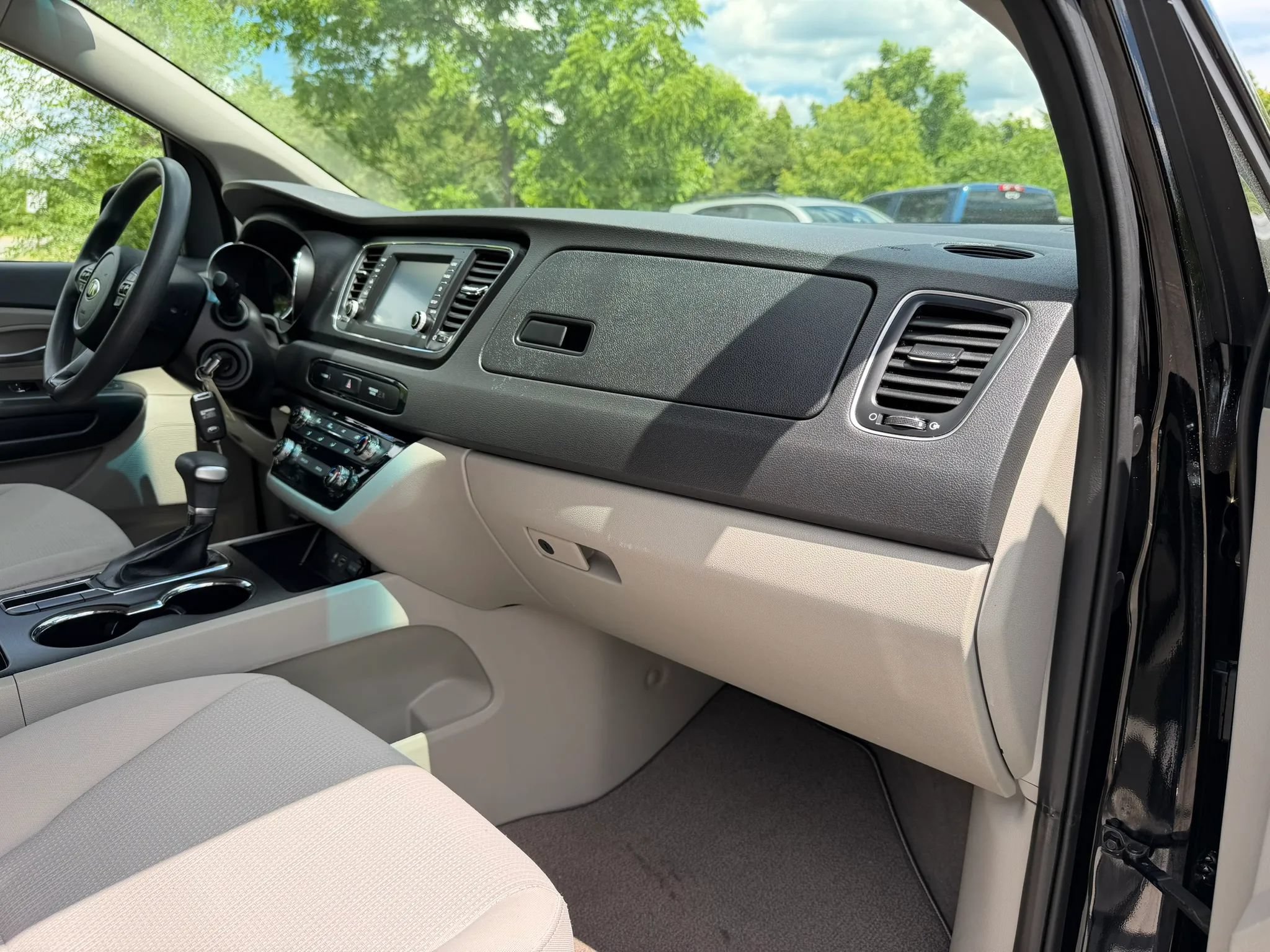 Used 2019 Kia Sedona LX FWD image 12