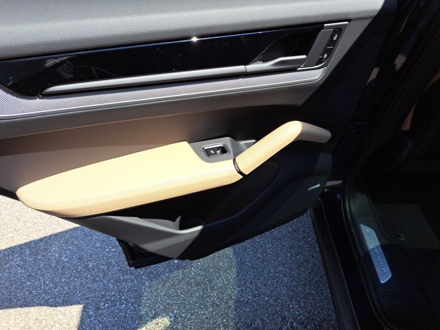 Used 2025 Porsche Cayenne image 21