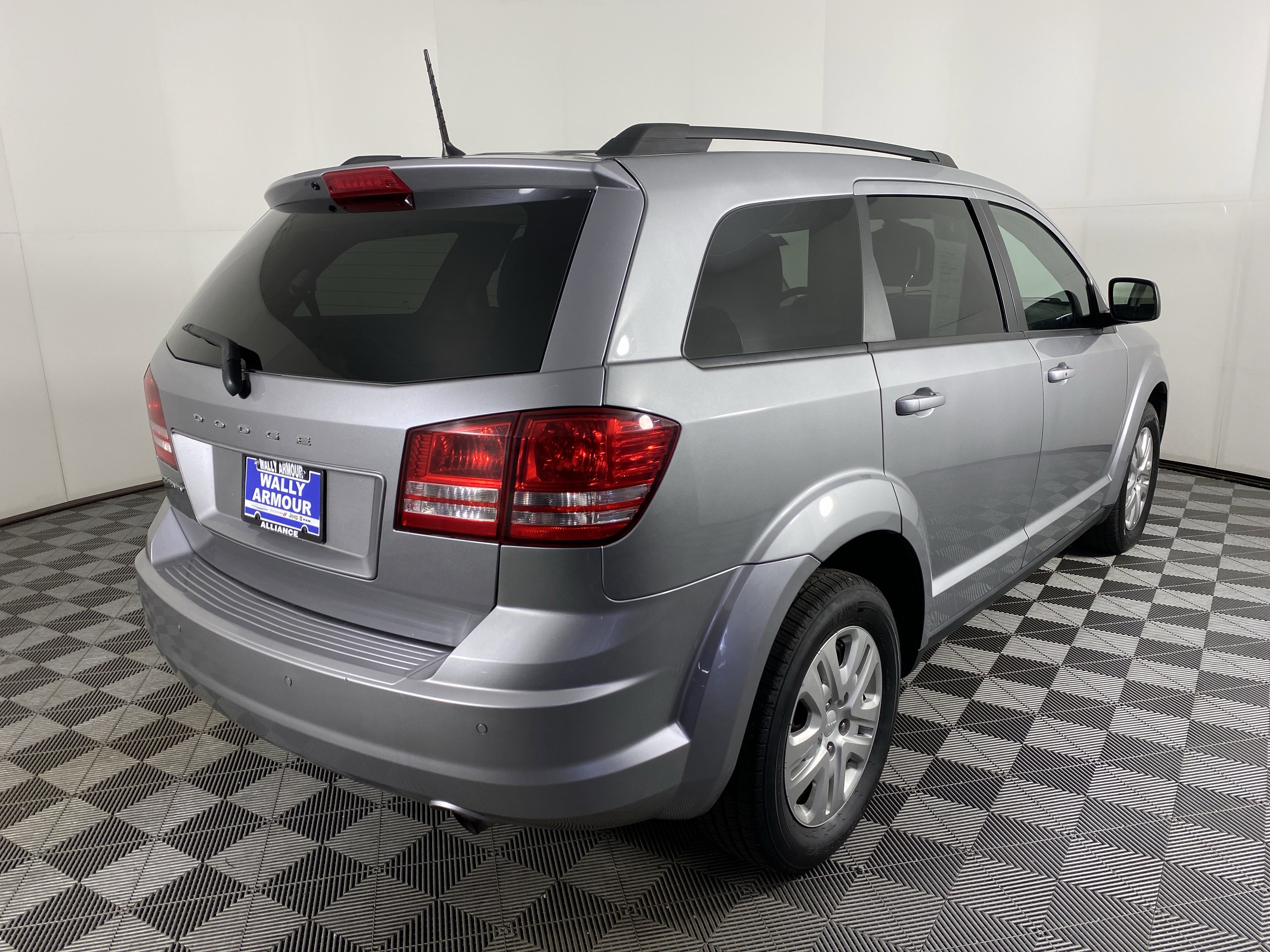 Used 2020 Dodge Journey SE image 3