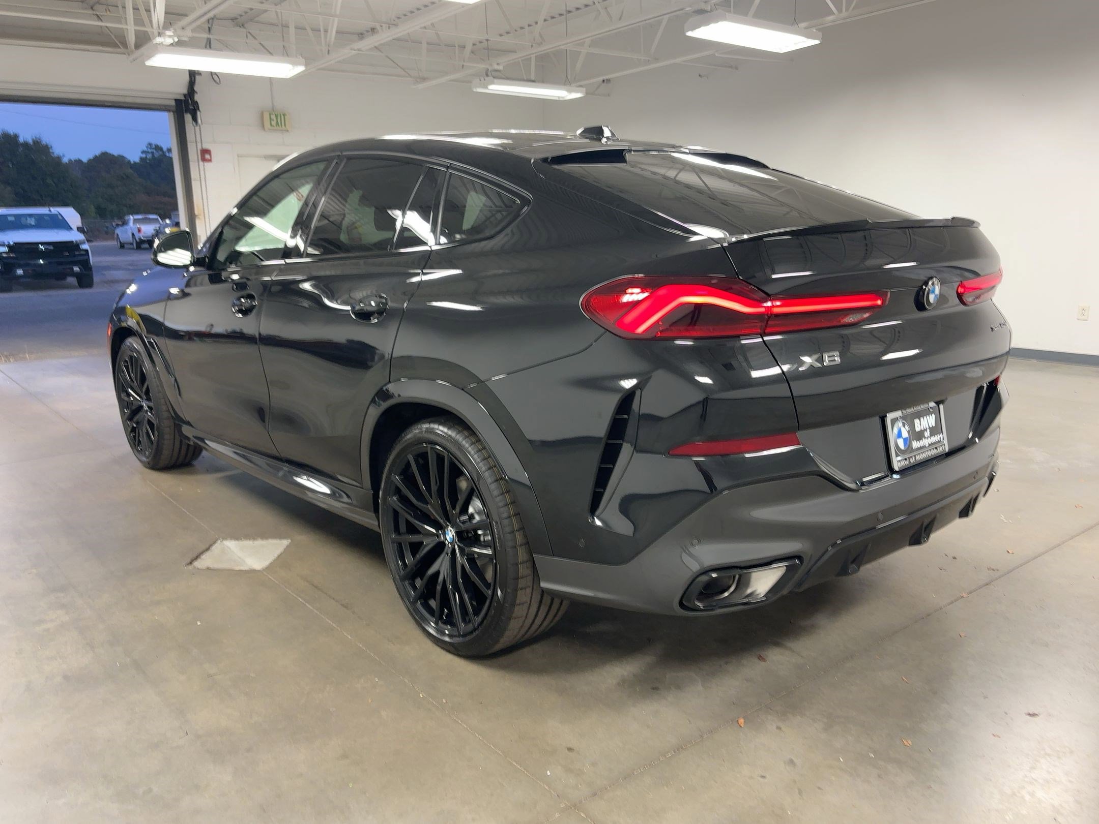 New 2026 BMW X6 xDrive40i w/ Executive Package image 3