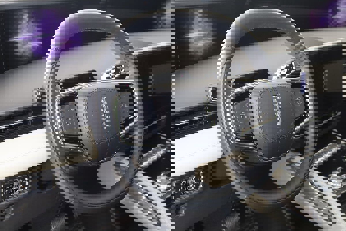 Used 2025 Lincoln Nautilus Reserve AWD/4WD image 6