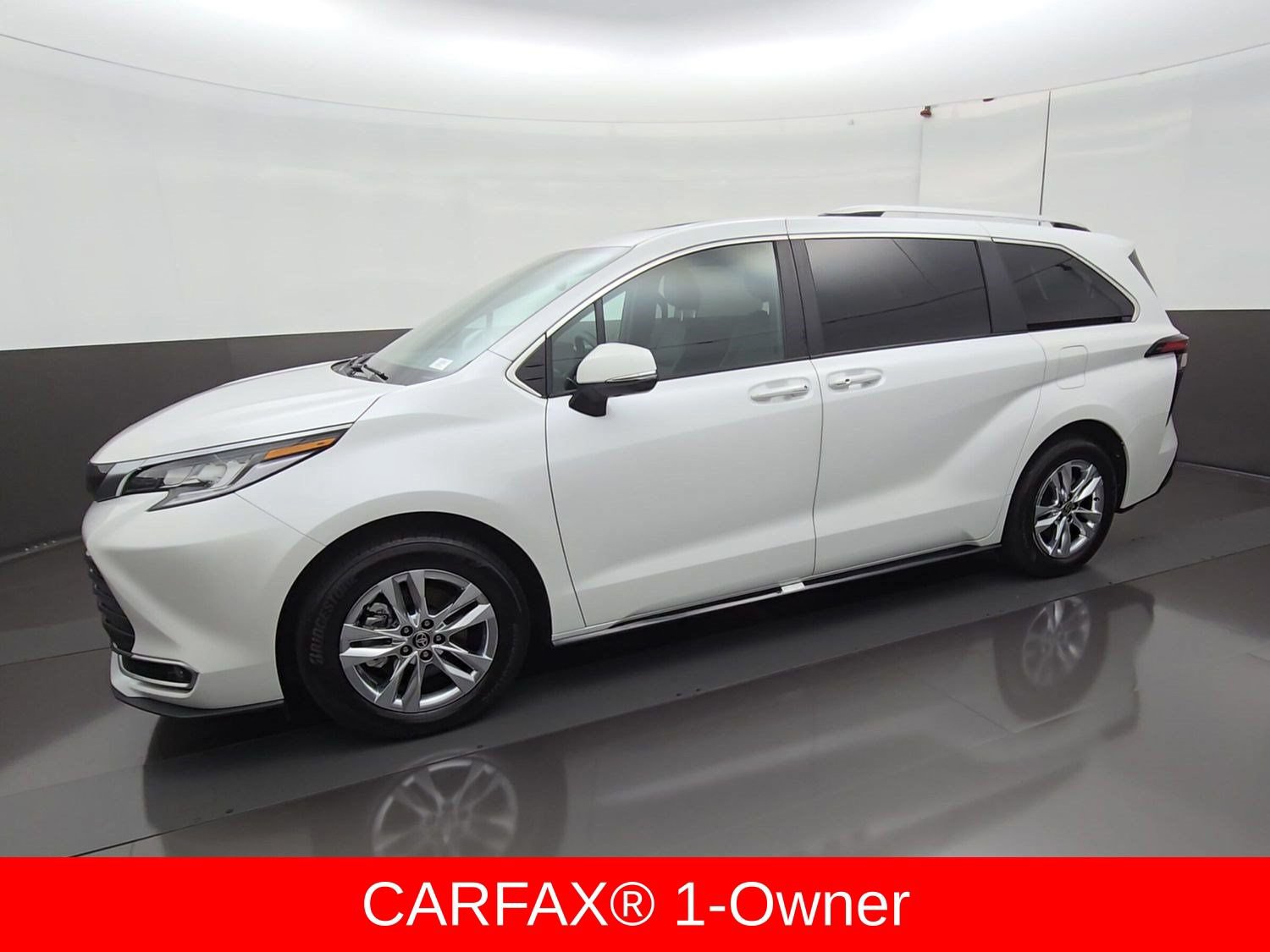Certified 2025 Toyota Sienna Limited FWD image 3