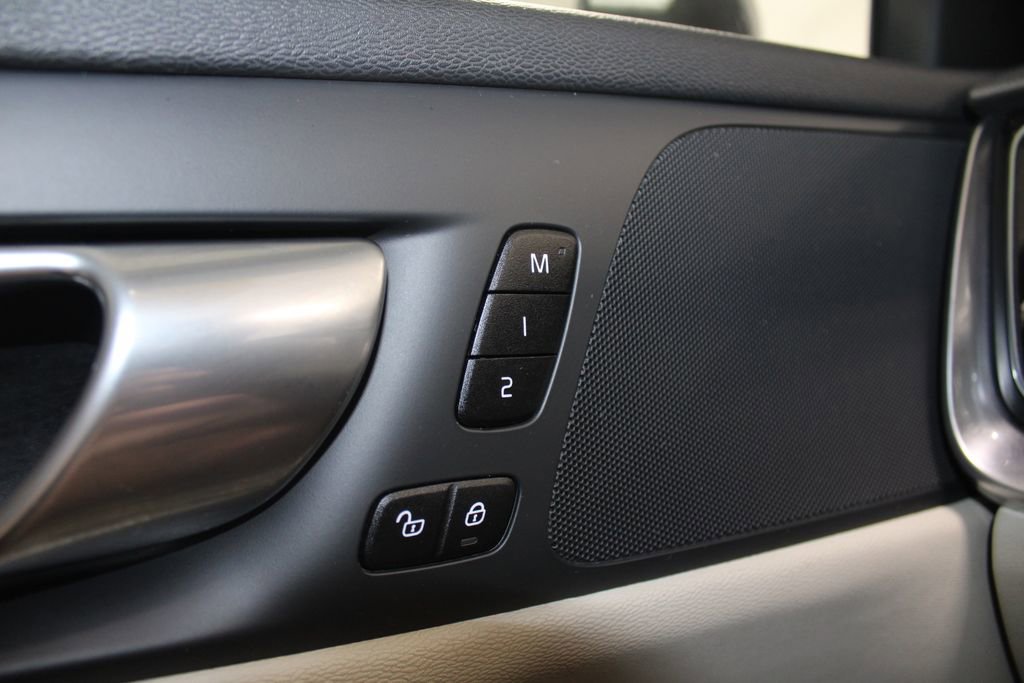 Used 2024 Volvo V60 B5 Cross Country Plus image 42