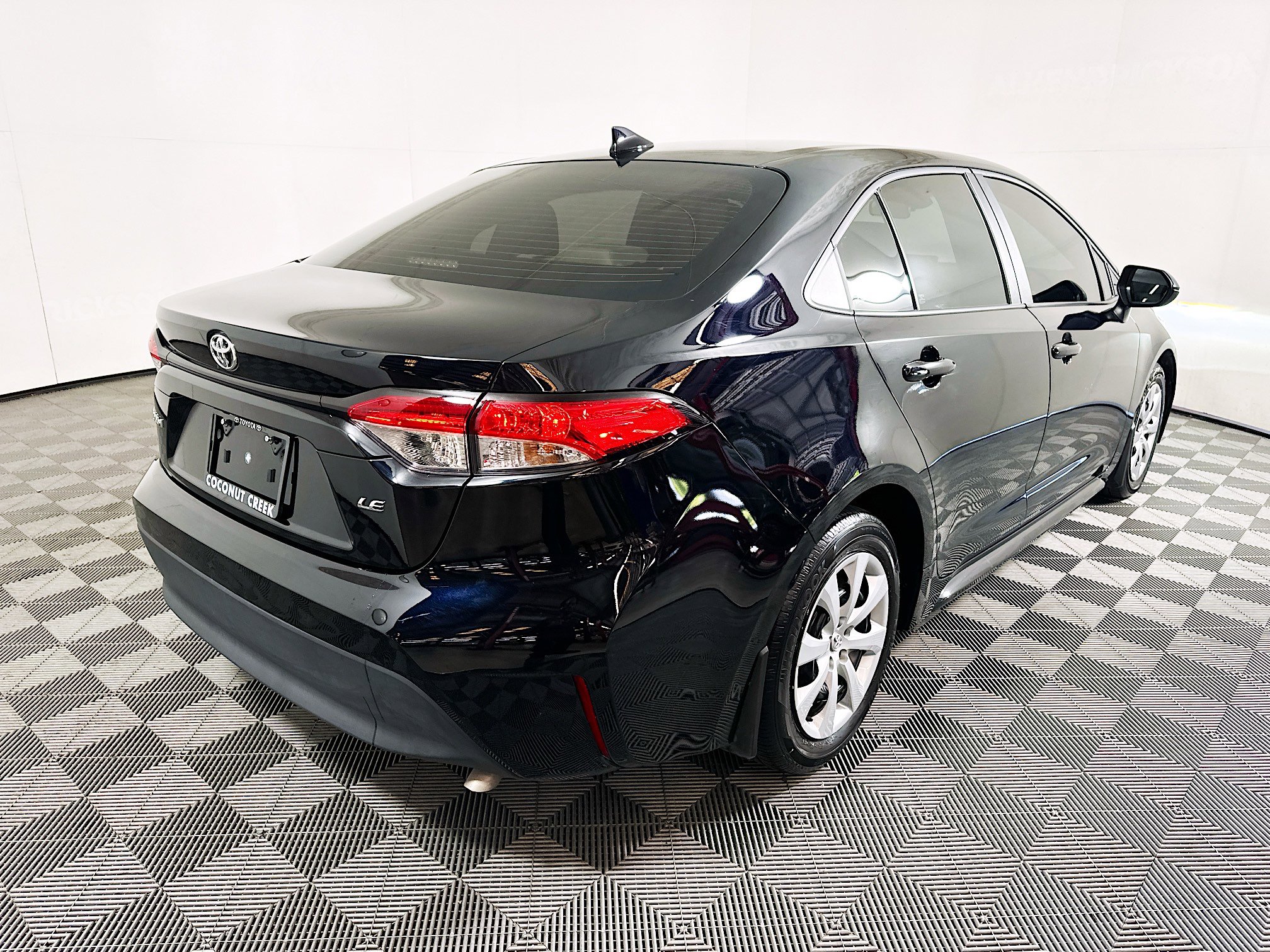 Used 2025 Toyota Corolla LE image 3