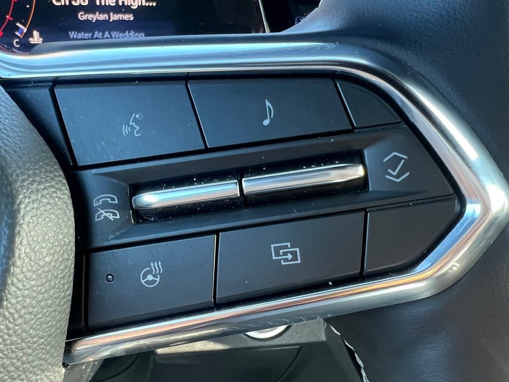 Used 2025 Chevrolet Traverse LT image 12