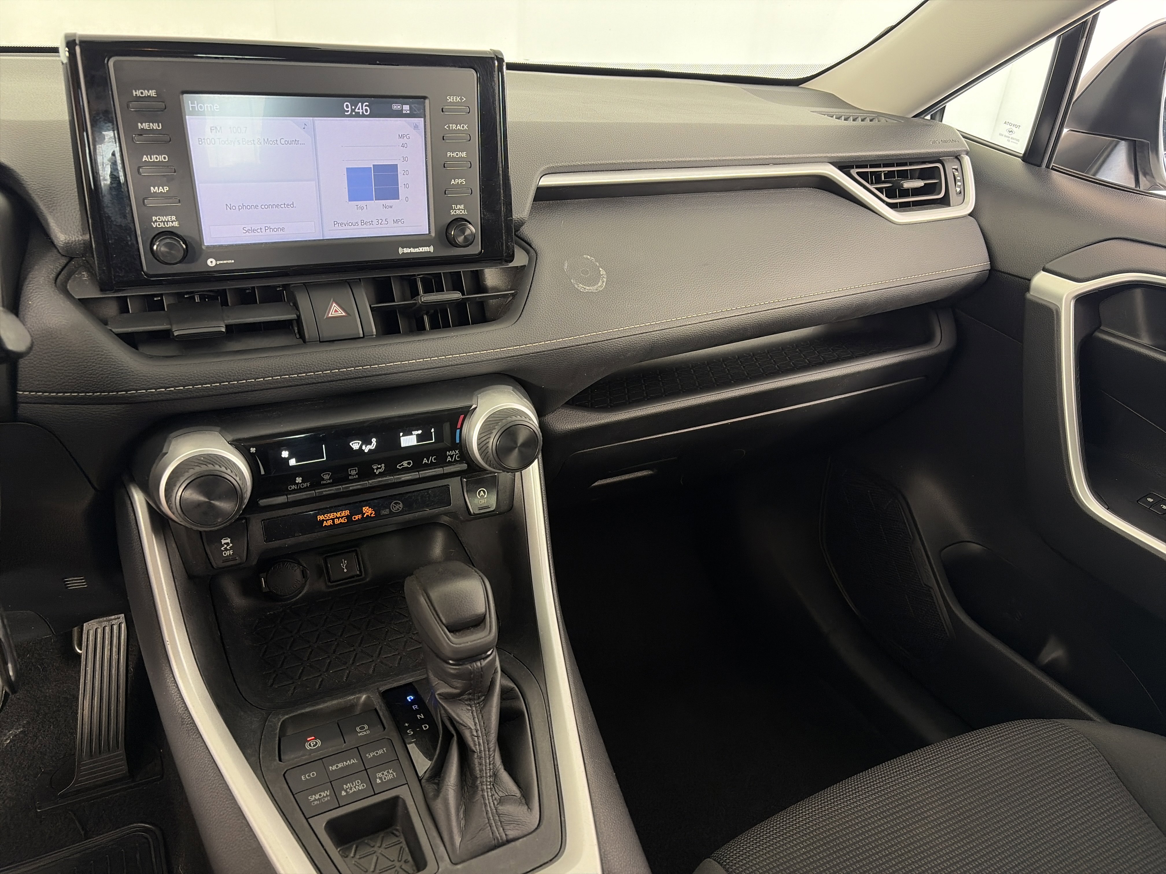 Used 2021 Toyota RAV4 LE AWD/4WD image 4