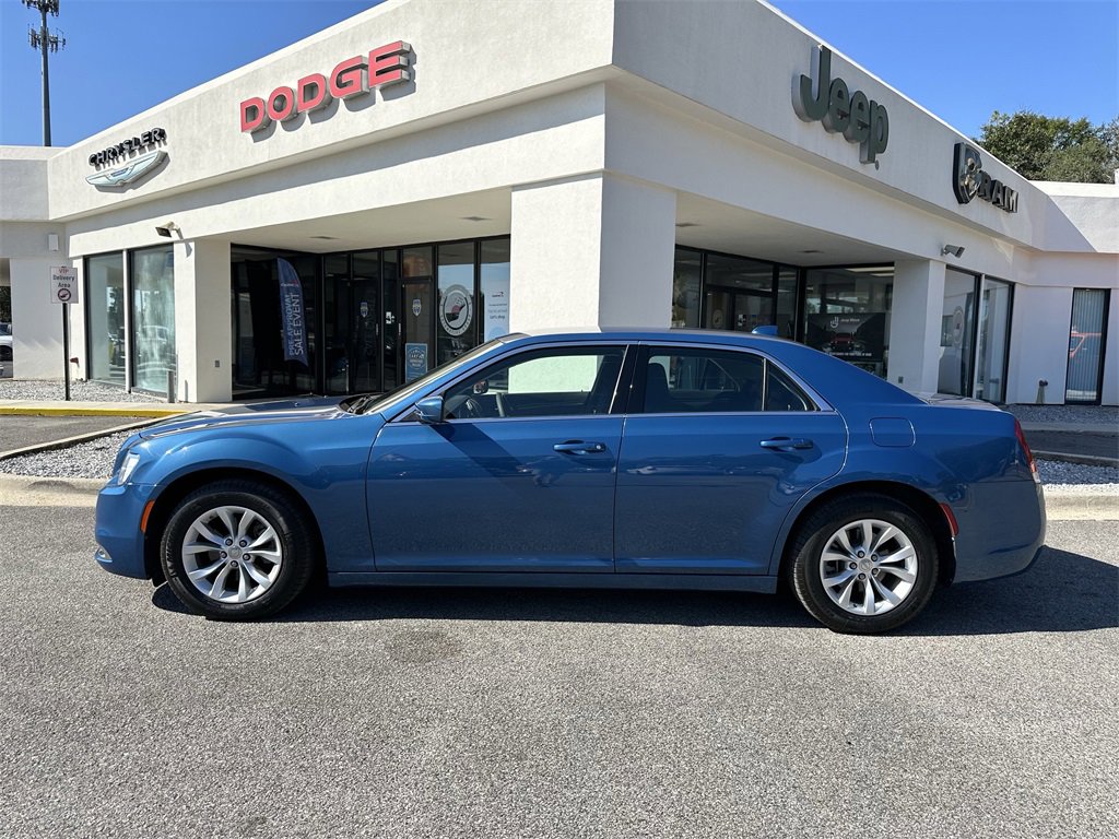 Certified 2022 Chrysler 300 Touring image 9