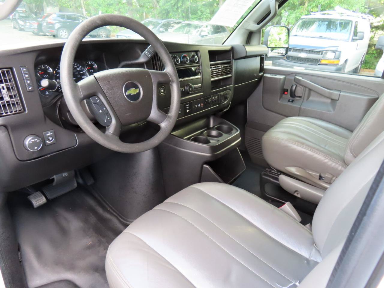 Used 2018 Chevrolet Express 2500 w/ Driver Convenience Package RWD image 9