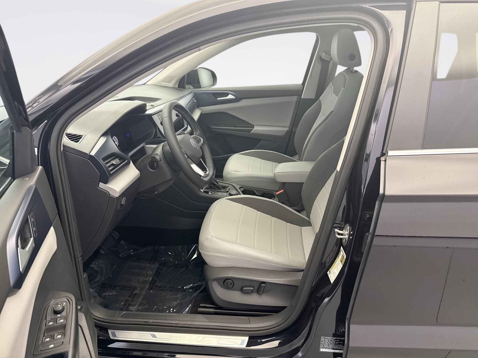 Used 2023 Volkswagen Taos SE w/ Panoramic Sunroof Package AWD/4WD image 10