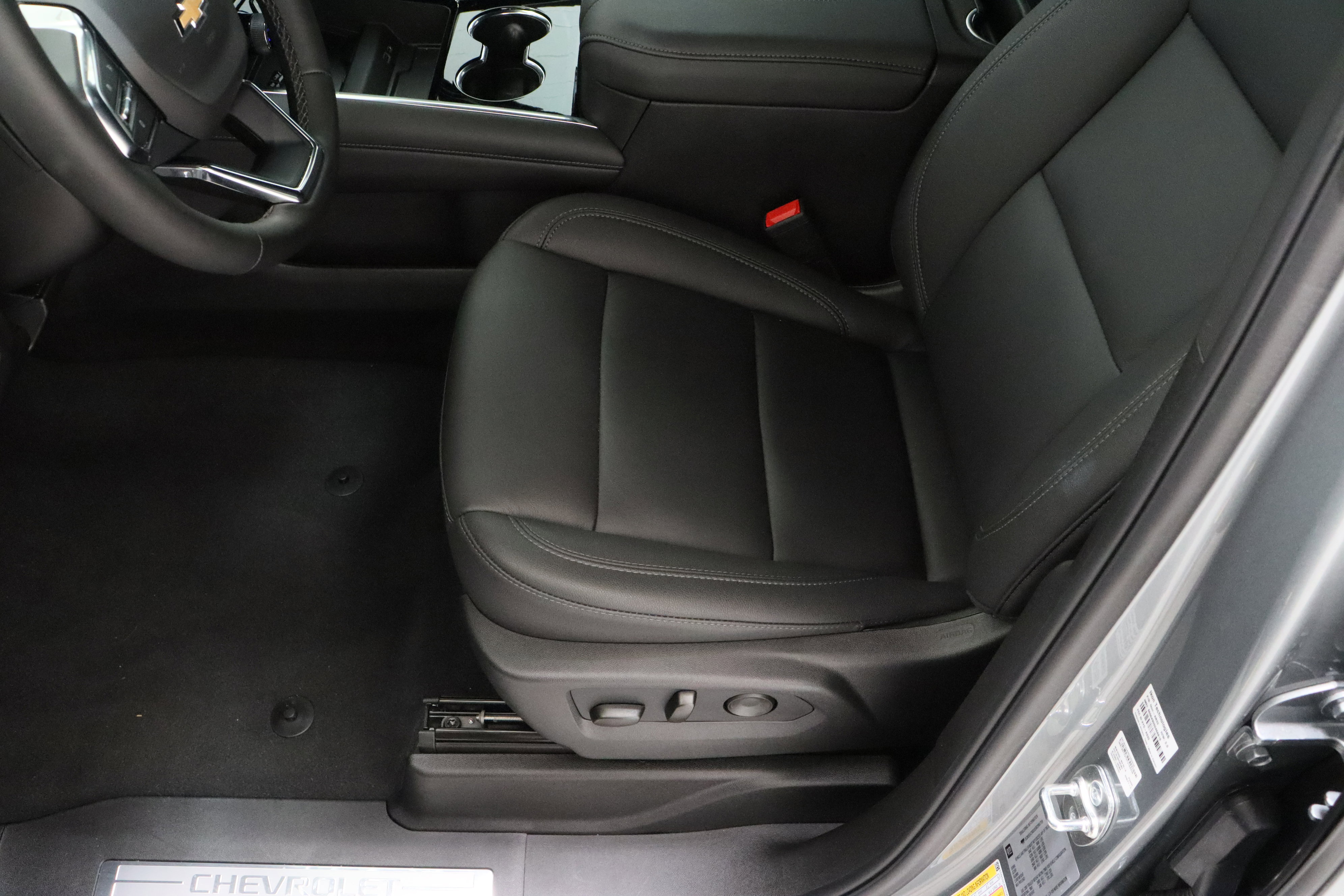 Used 2025 Chevrolet Suburban LT w/ Comfort Package RWD image 16