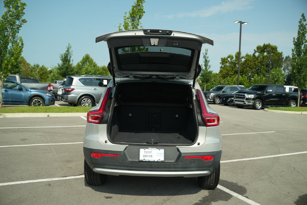 Used 2025 Volvo XC40 B5 Plus AWD/4WD image 19