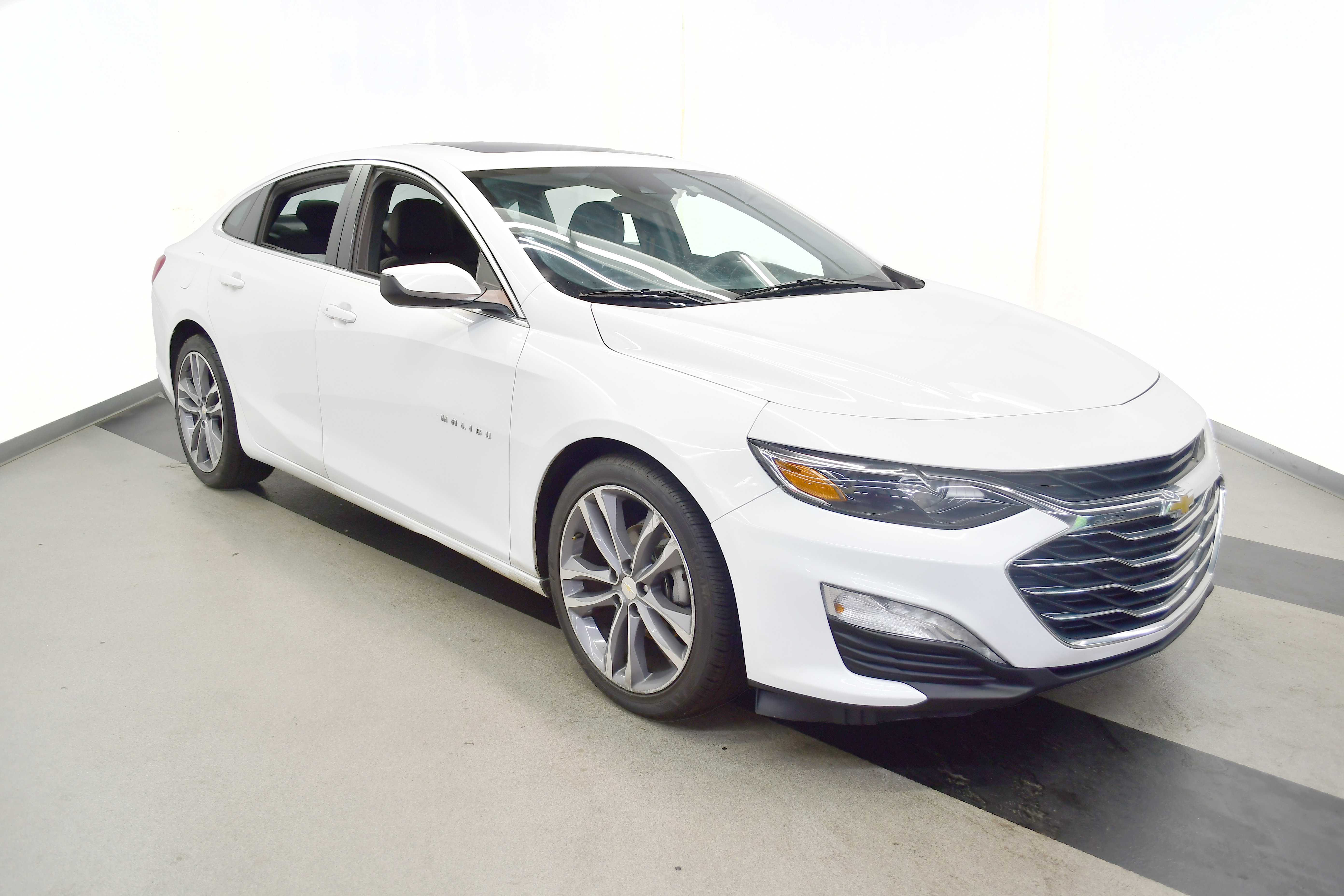Used 2023 Chevrolet Malibu LT w/ Driver Confidence Package FWD image 2