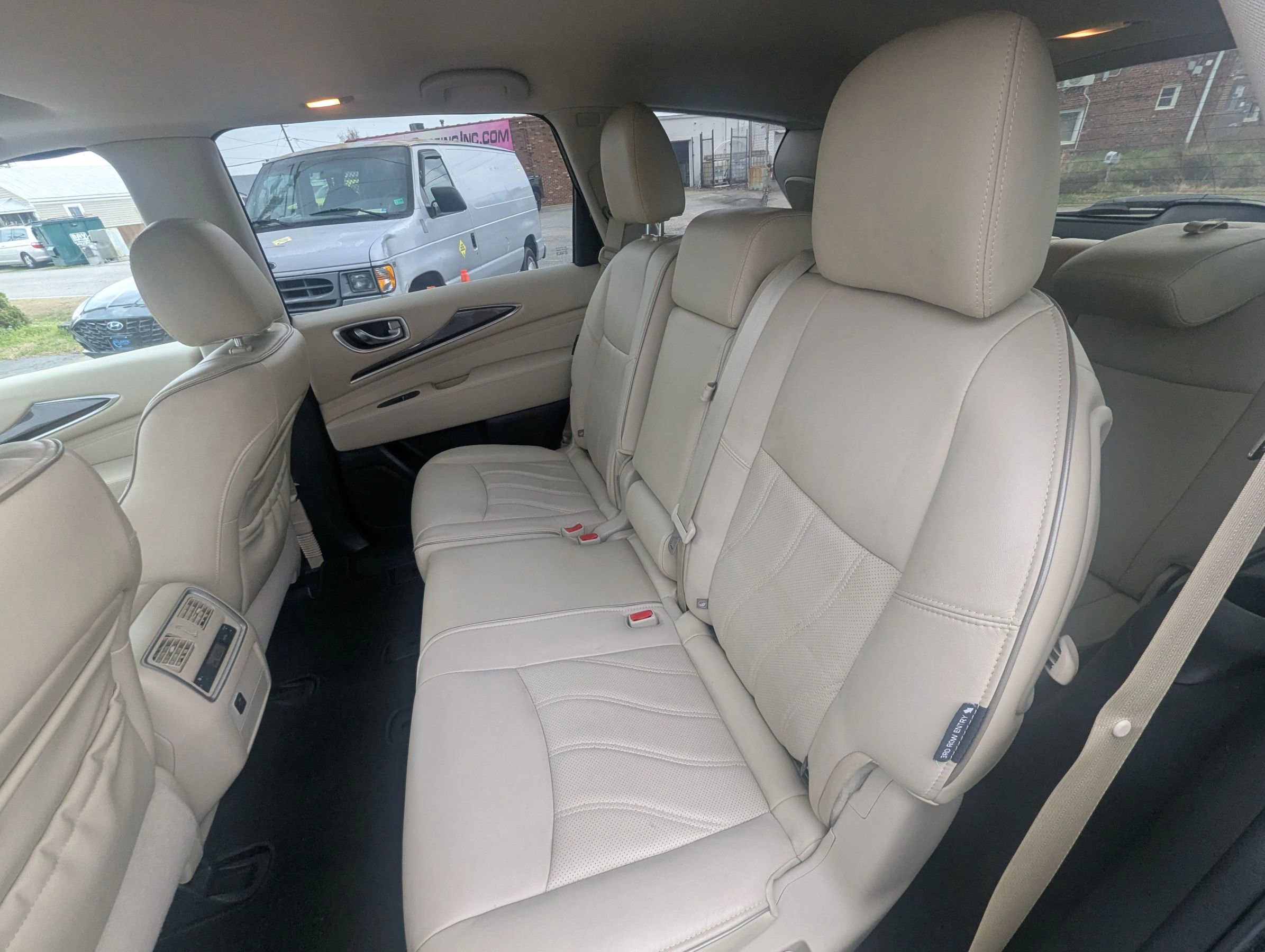 Used 2019 INFINITI QX60 Luxe w/ Essential Package image 16