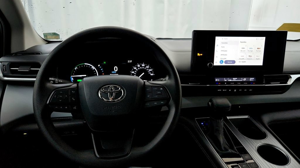 Used 2025 Toyota Sienna LE AWD/4WD image 28