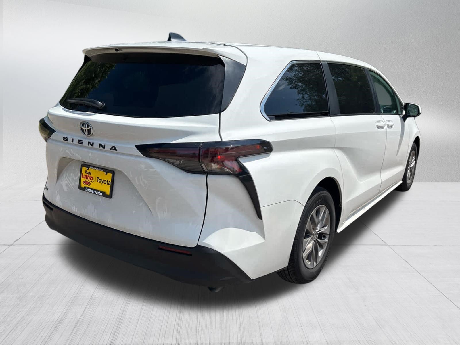 Used 2026 Toyota Sienna LE FWD image 6