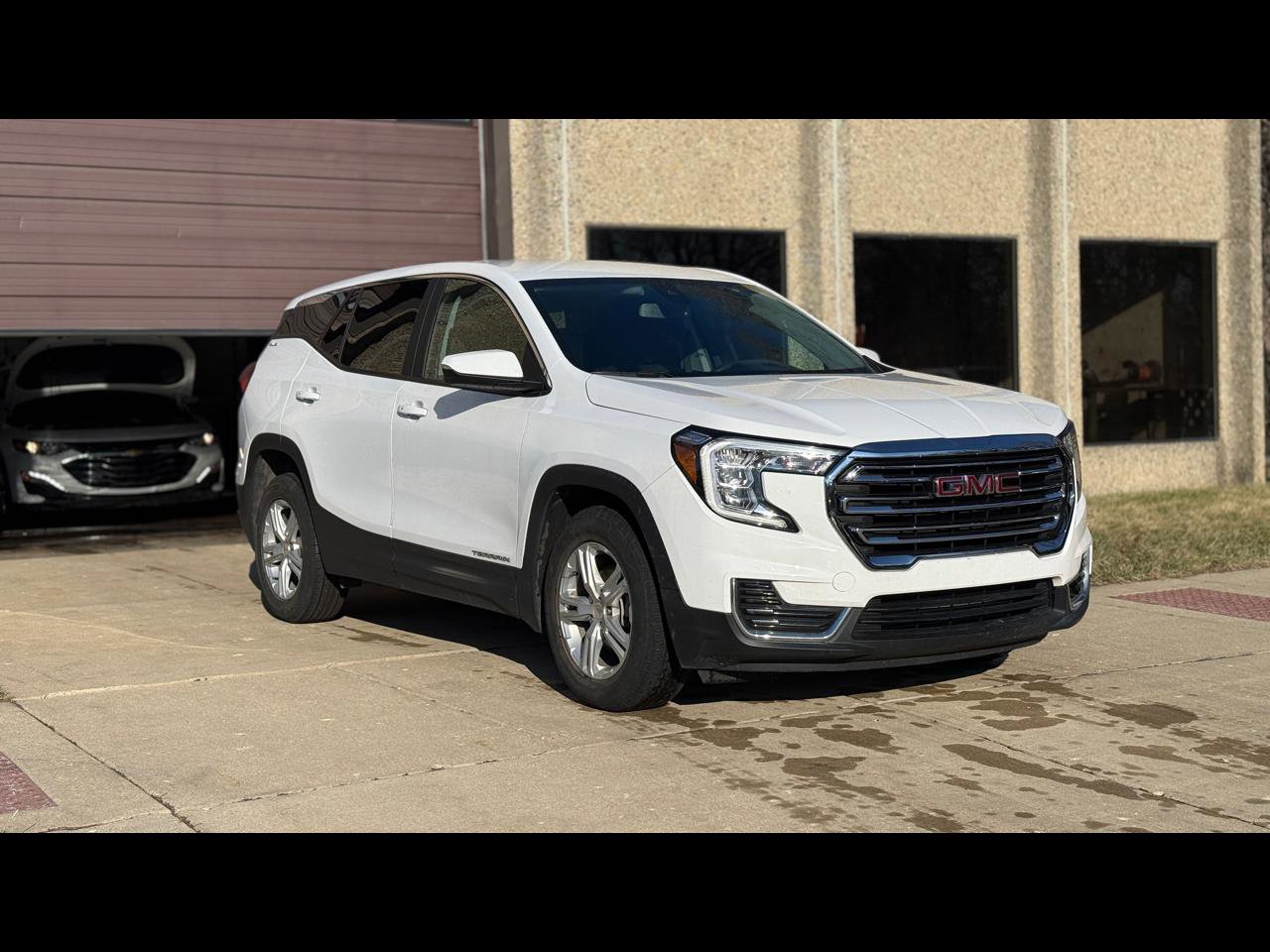 Used 2022 GMC Terrain SLE FWD image 1