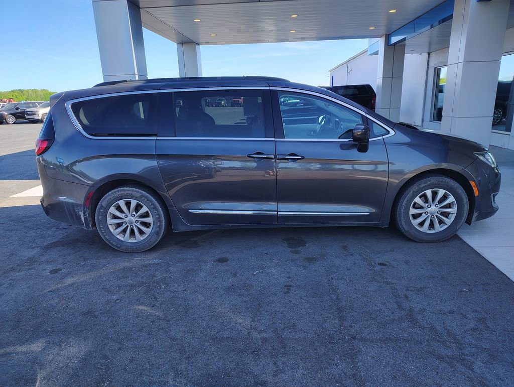 Used 2017 Chrysler Pacifica Touring-L FWD image 5