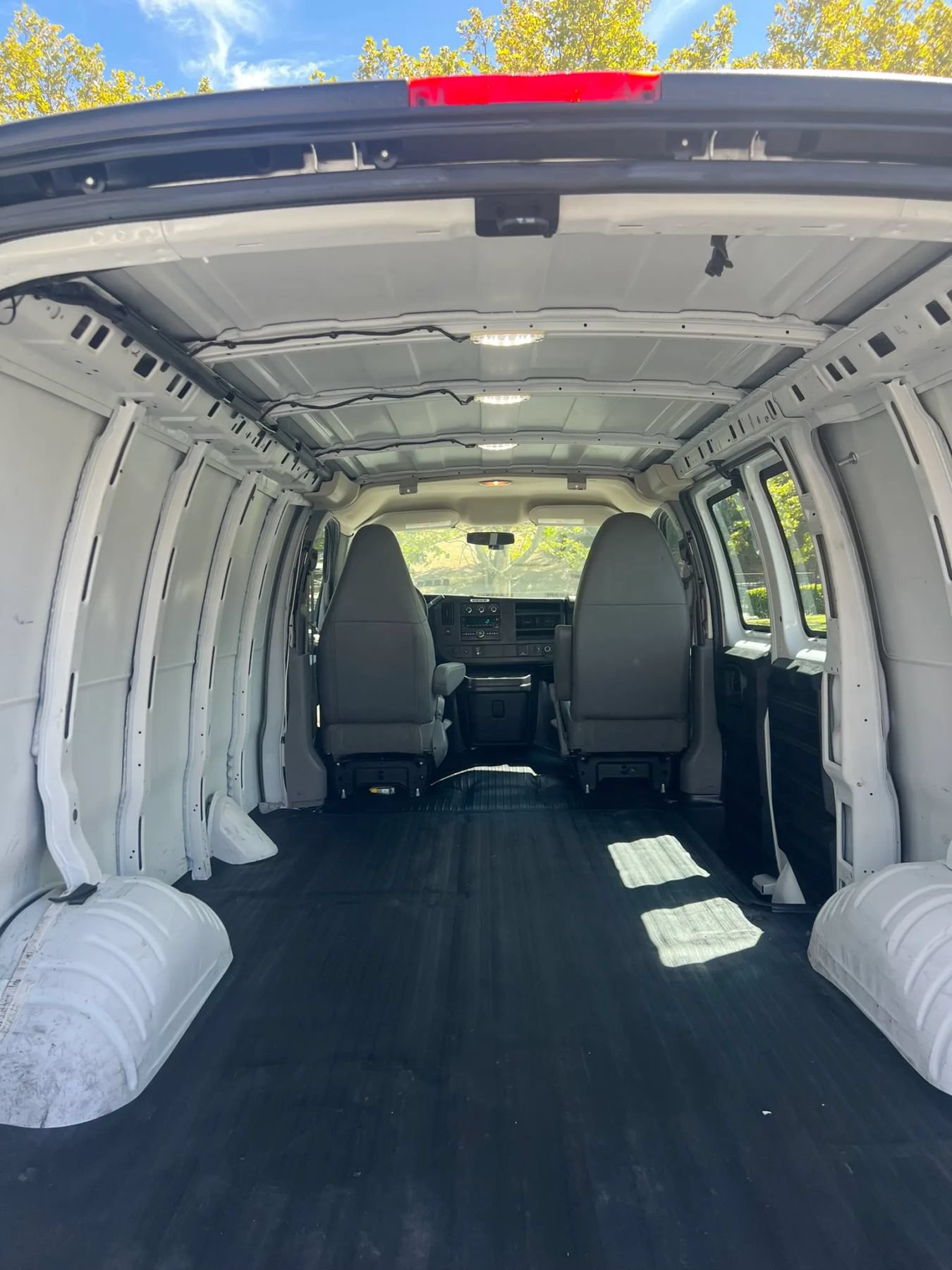 Used 2015 Chevrolet Express 2500 RWD image 10