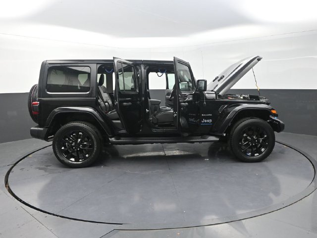 Used 2023 Jeep Wrangler Unlimited Sahara w/ Cold Weather Group AWD/4WD image 39