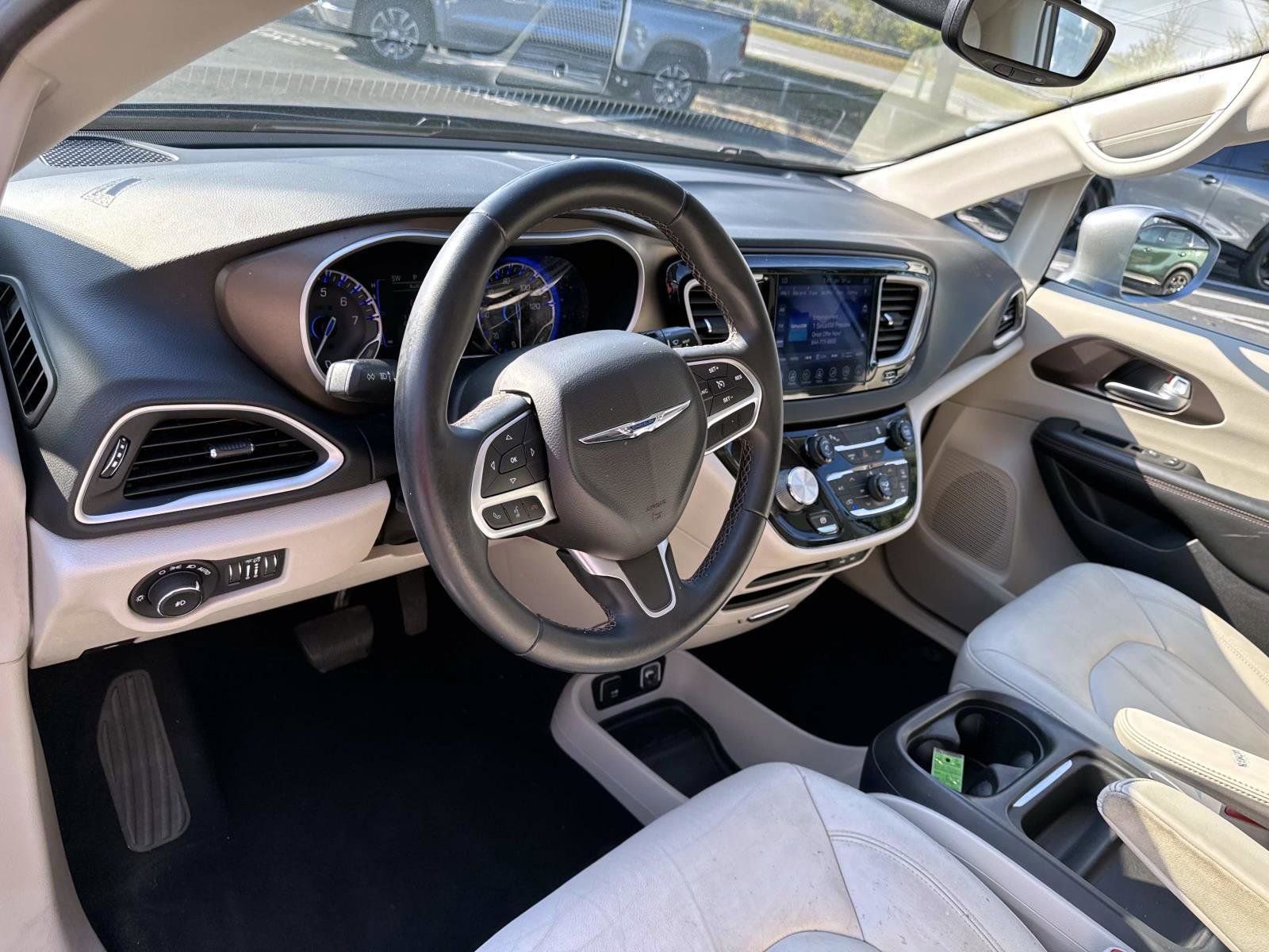 Used 2017 Chrysler Pacifica Touring-L image 12