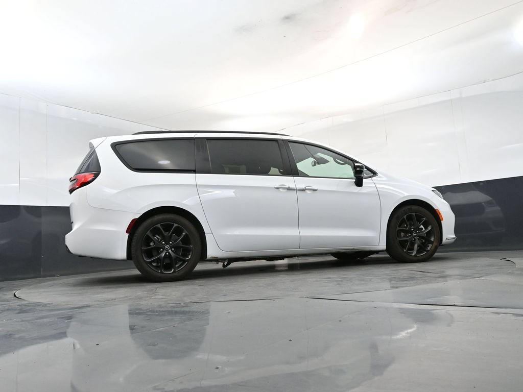 Used 2025 Chrysler Pacifica Limited FWD image 24