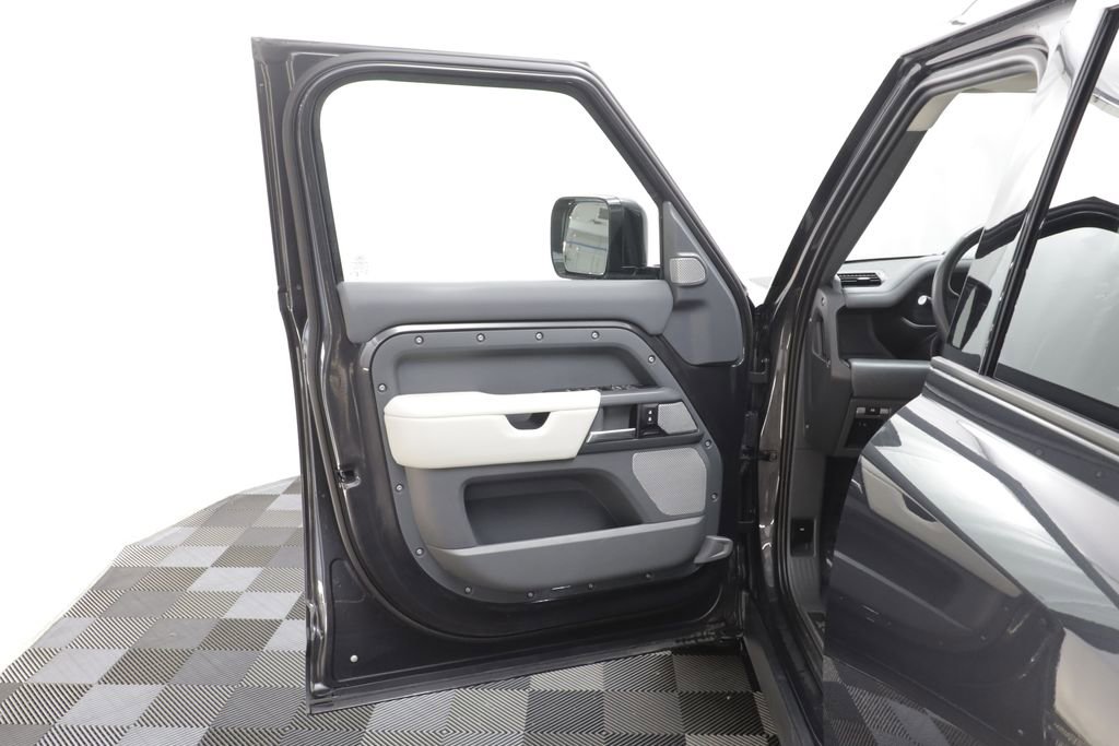 Used 2024 Land Rover Defender 130 X-Dynamic SE image 5