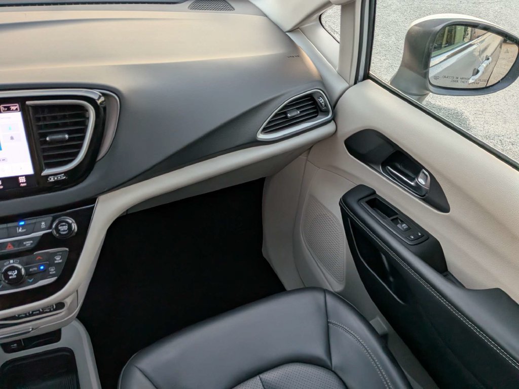 Used 2023 Chrysler Pacifica Touring-L FWD image 18