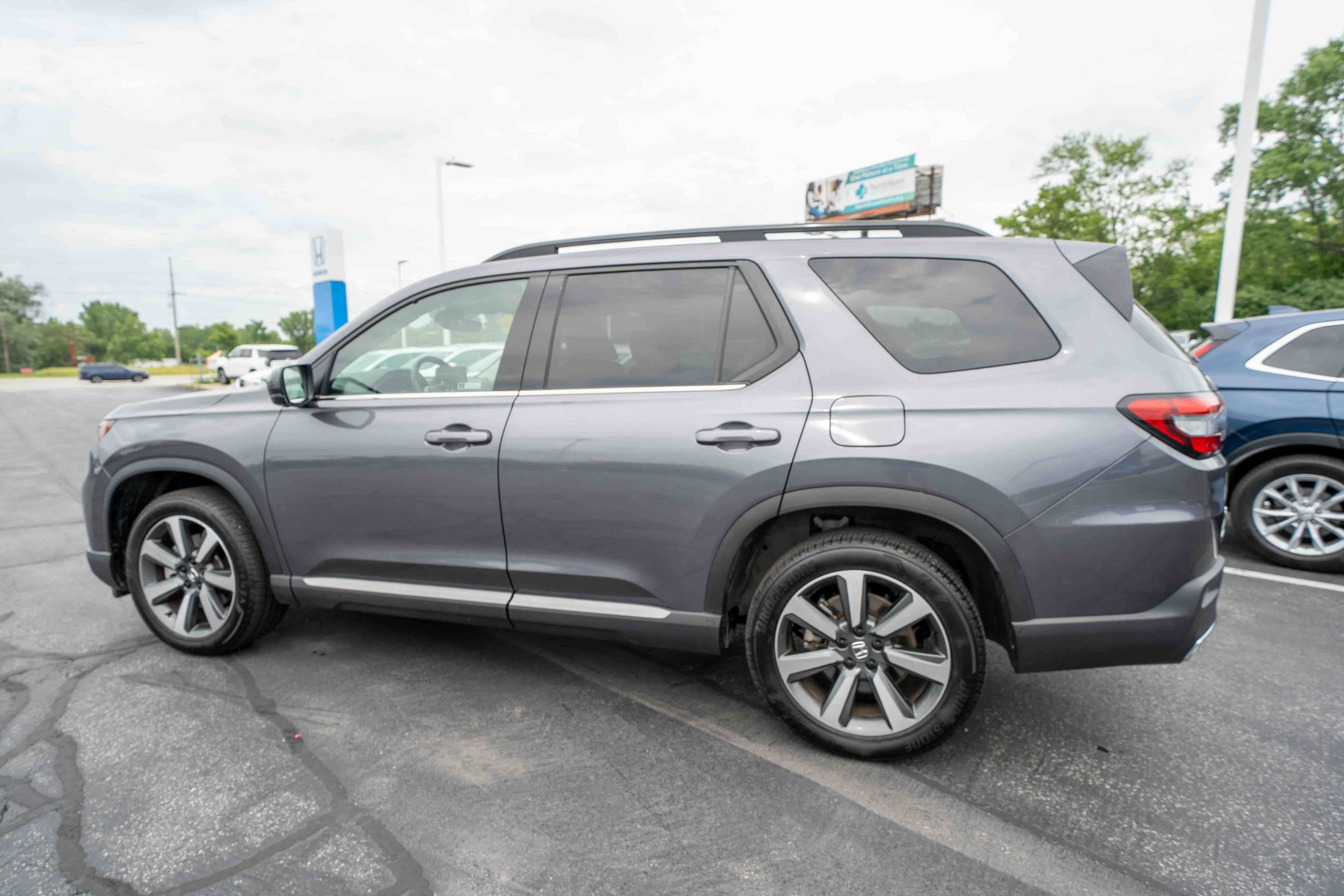 Used 2025 Honda Pilot Elite image 4